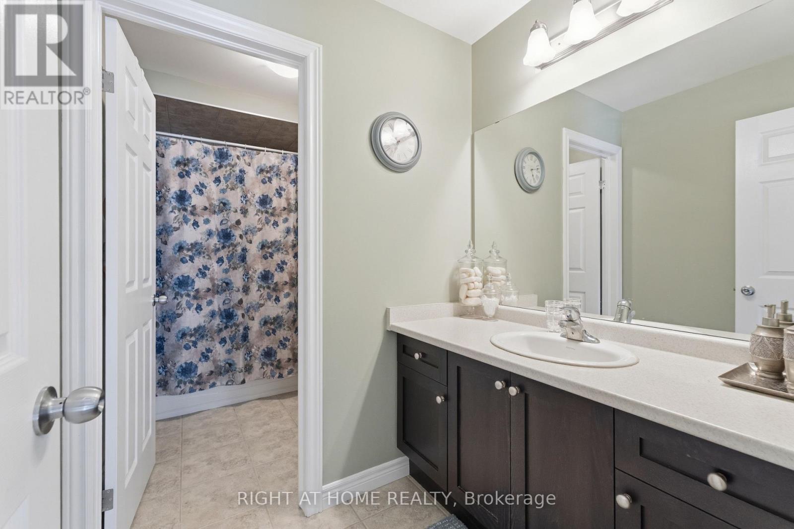Second Bathroom - 38 Weaver Drive, Hamilton, ON - Indoor Photo Showing Bathroom
