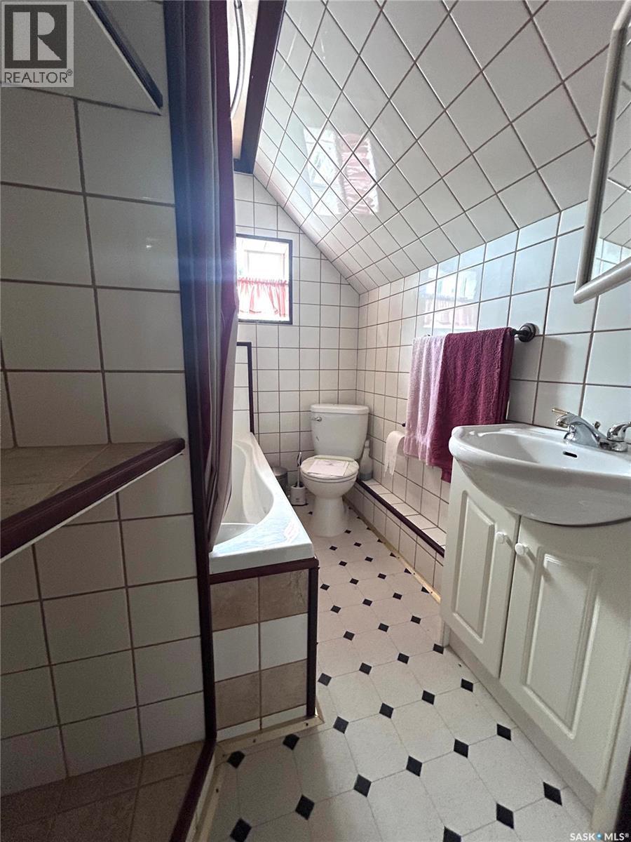 404 Stella Street, Grenfell, SK - Indoor Photo Showing Bathroom