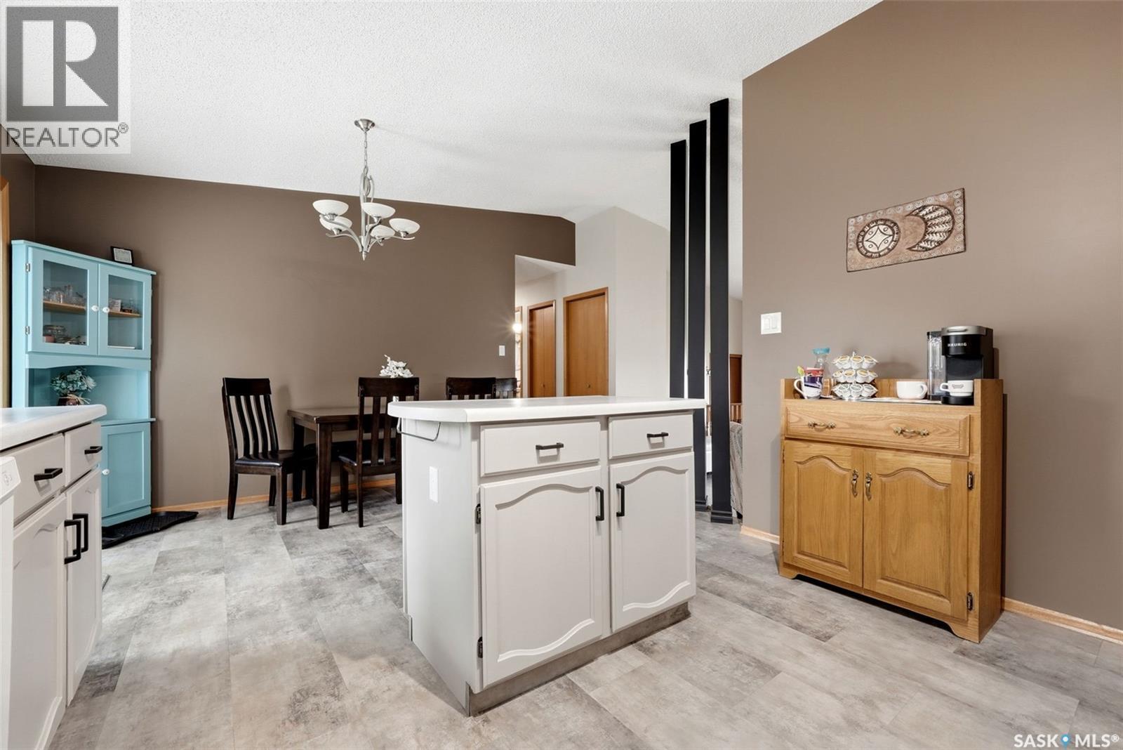 5831 Keffner Bay, Regina, SK - Indoor