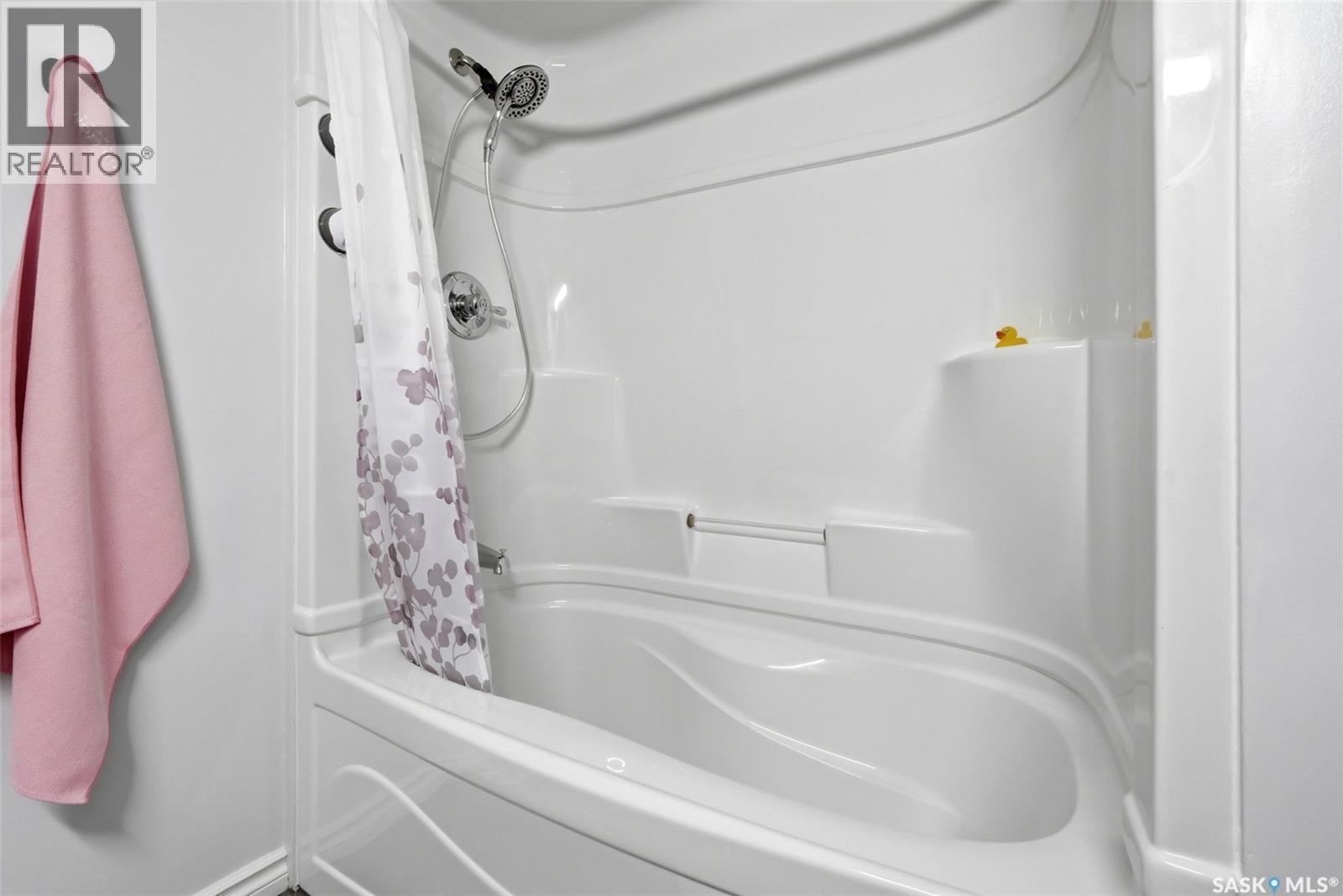 5831 Keffner Bay, Regina, SK - Indoor Photo Showing Bathroom
