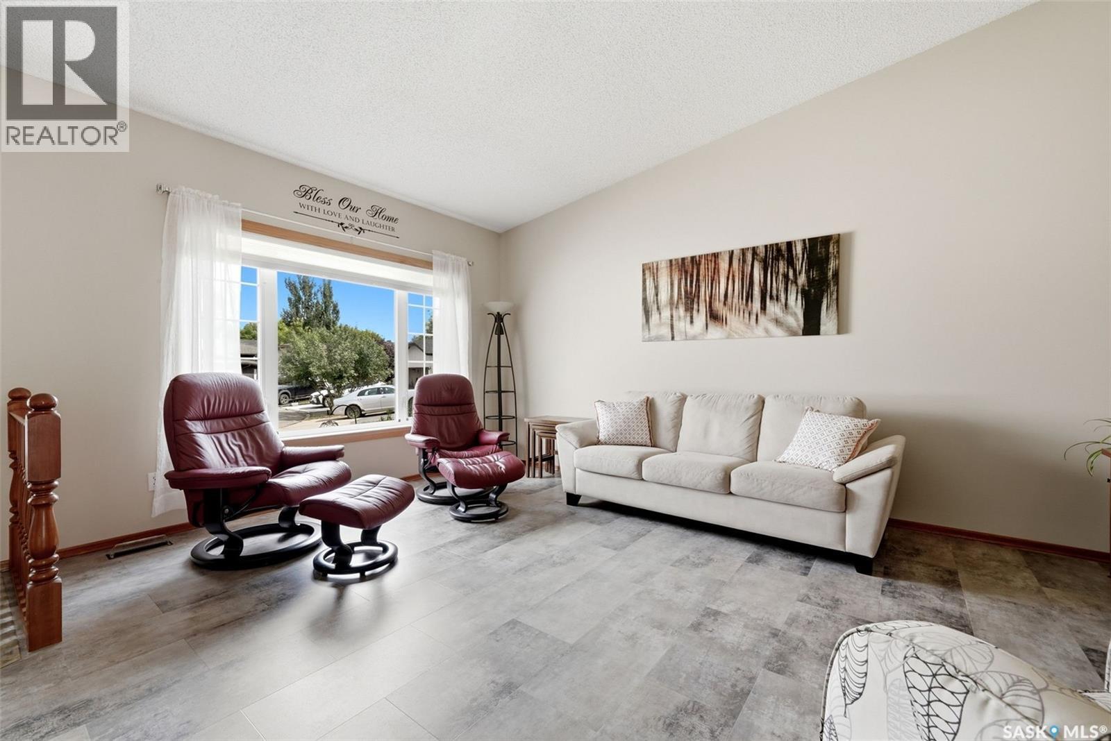 5831 Keffner Bay, Regina, SK - Indoor Photo Showing Living Room