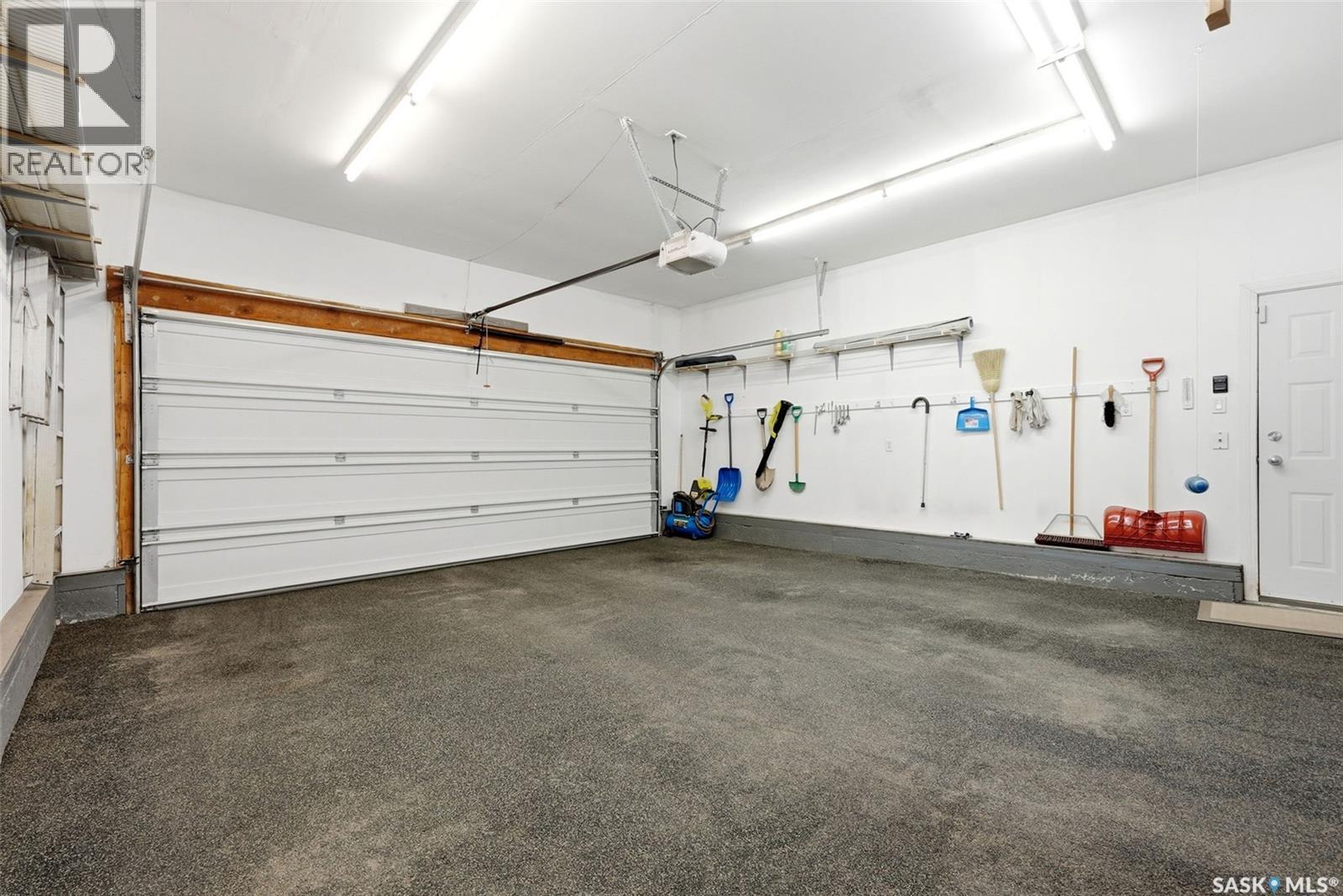 5831 Keffner Bay, Regina, SK - Indoor Photo Showing Garage
