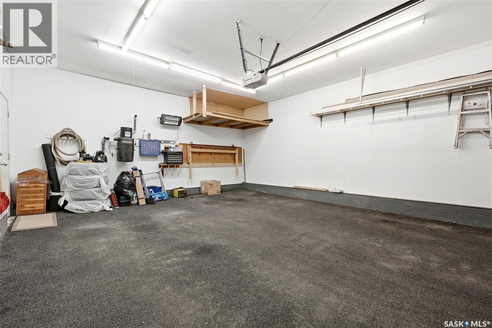 5831 Keffner Bay, Regina, SK - Indoor Photo Showing Garage