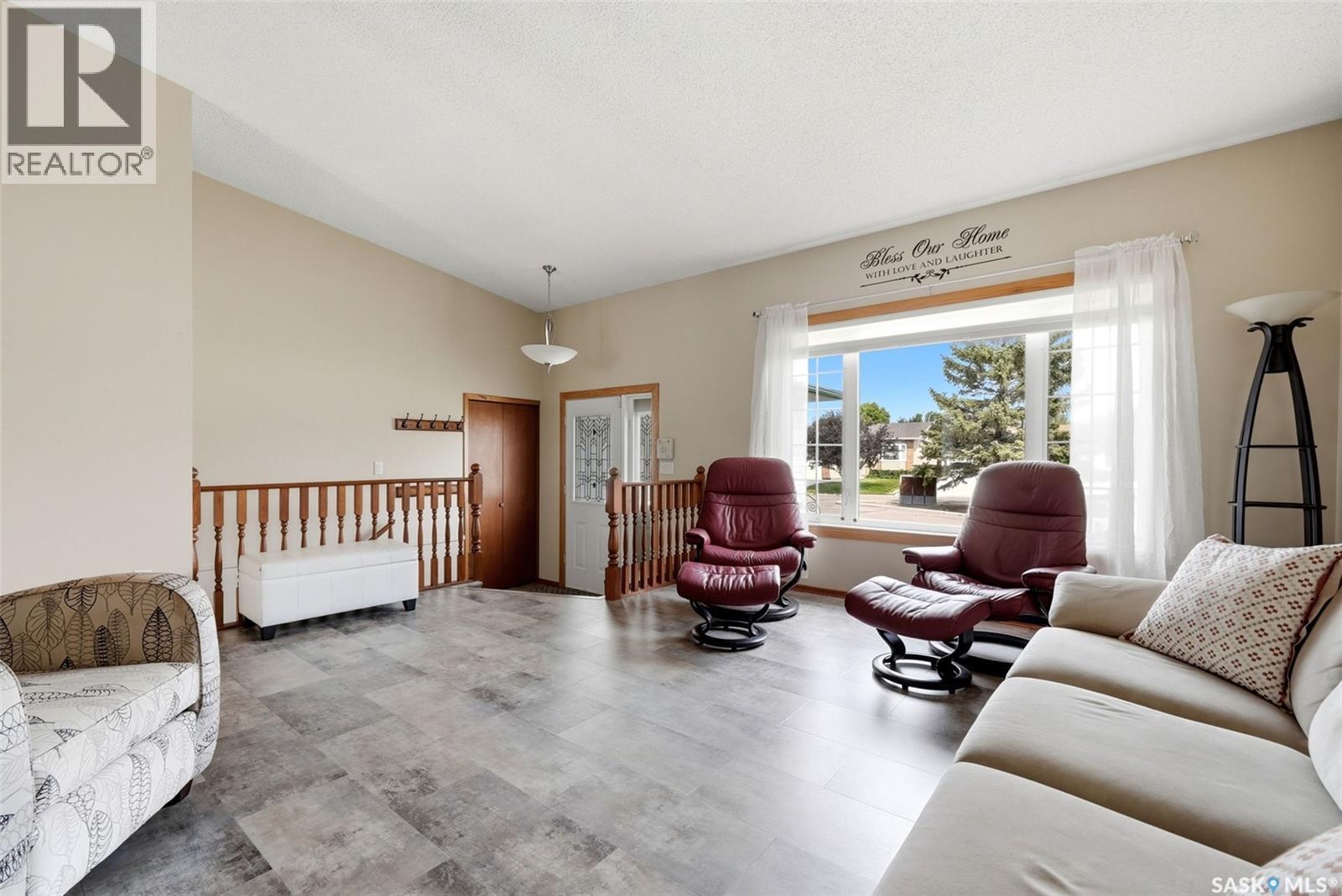 5831 Keffner Bay, Regina, SK - Indoor Photo Showing Living Room