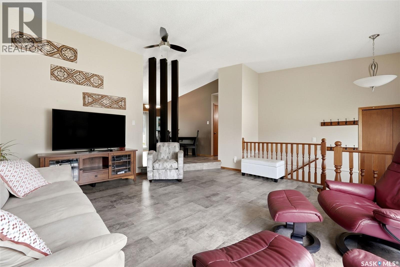 5831 Keffner Bay, Regina, SK - Indoor Photo Showing Living Room