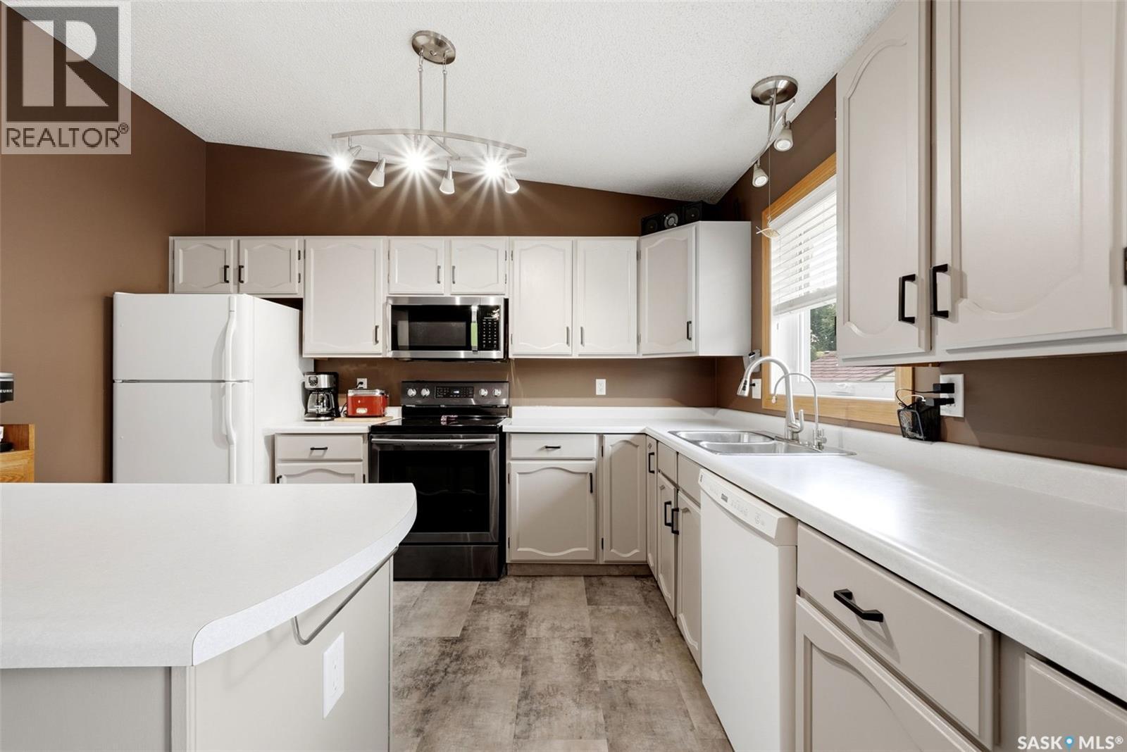 5831 Keffner Bay, Regina, SK - Indoor Photo Showing Kitchen With Double Sink