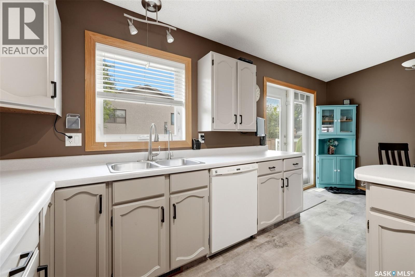 5831 Keffner Bay, Regina, SK - Indoor Photo Showing Kitchen With Double Sink