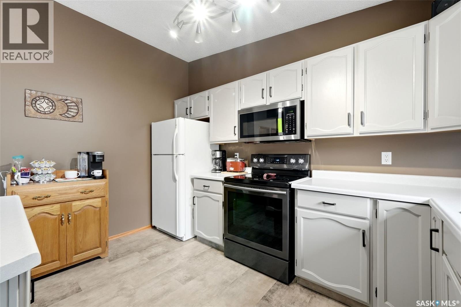 5831 Keffner Bay, Regina, SK - Indoor Photo Showing Kitchen