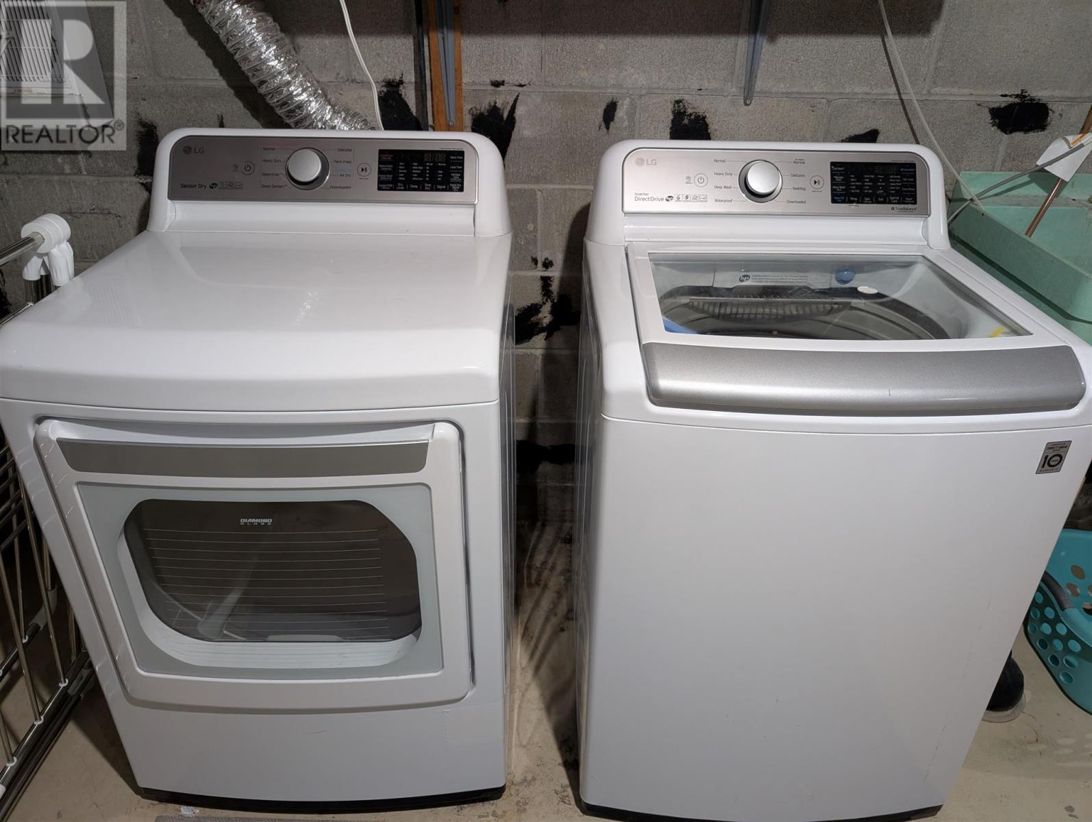 112 Superior Ave, Wawa, ON - Indoor Photo Showing Laundry Room