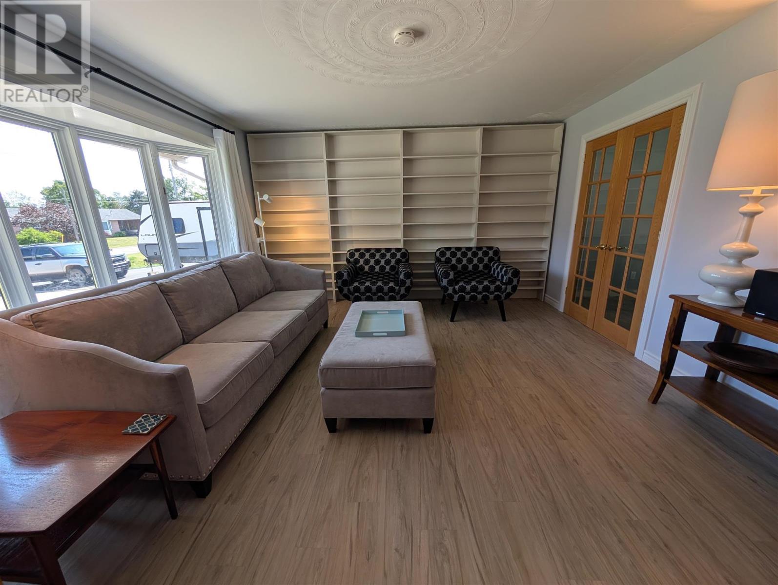 112 Superior Ave, Wawa, ON - Indoor Photo Showing Living Room