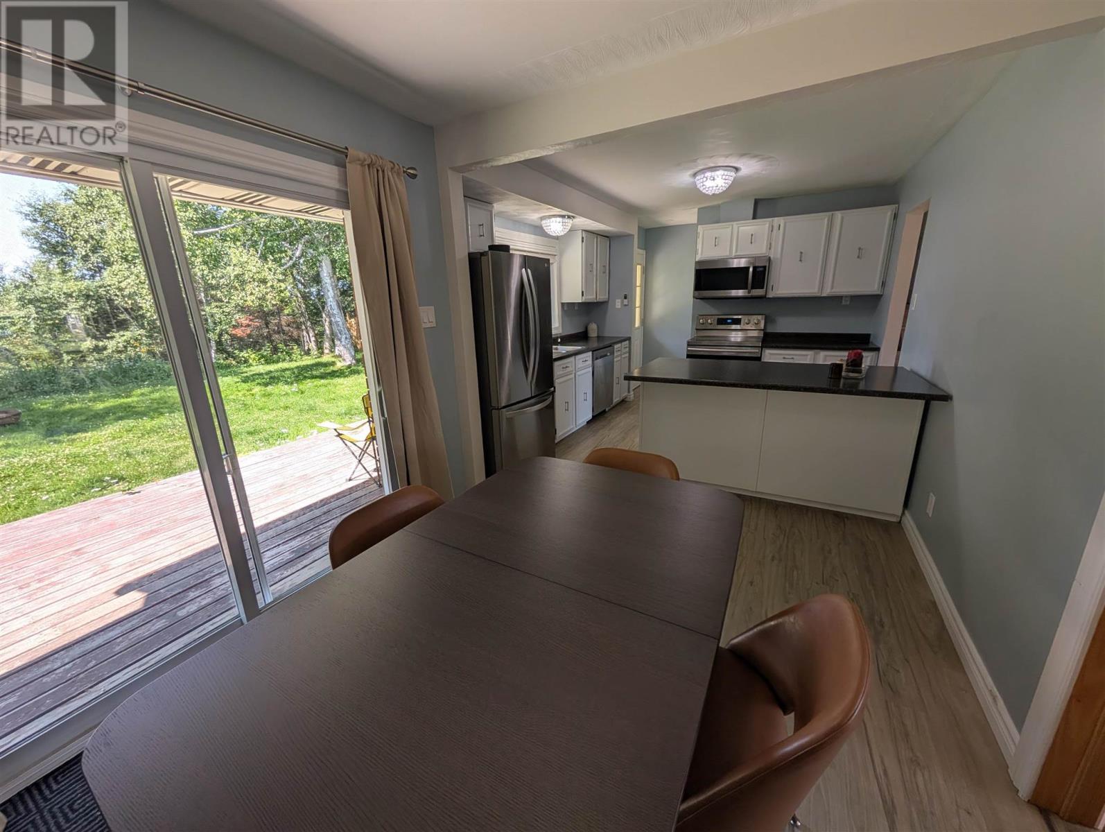 112 Superior Ave, Wawa, ON - Indoor Photo Showing Kitchen