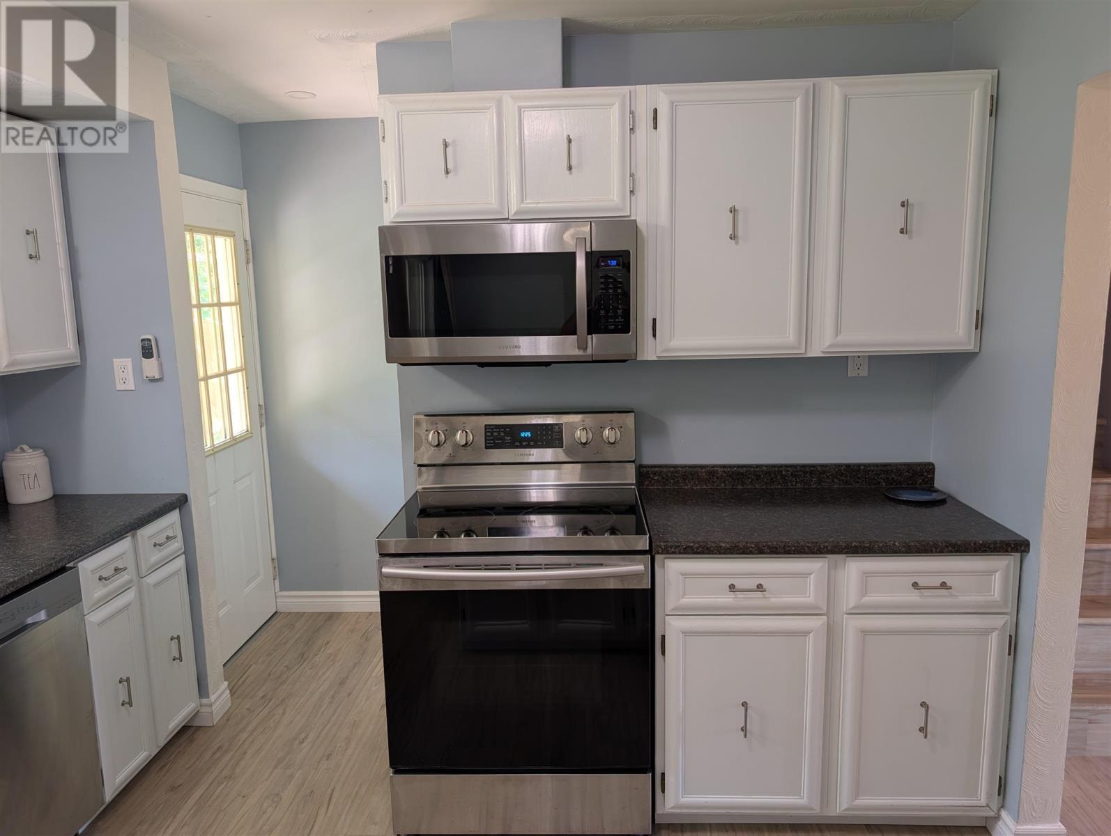 112 Superior Ave, Wawa, ON - Indoor Photo Showing Kitchen