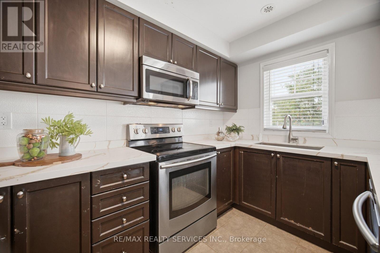 6 Viewforth Road, Brampton, ON - Indoor Photo Showing Kitchen With Upgraded Kitchen