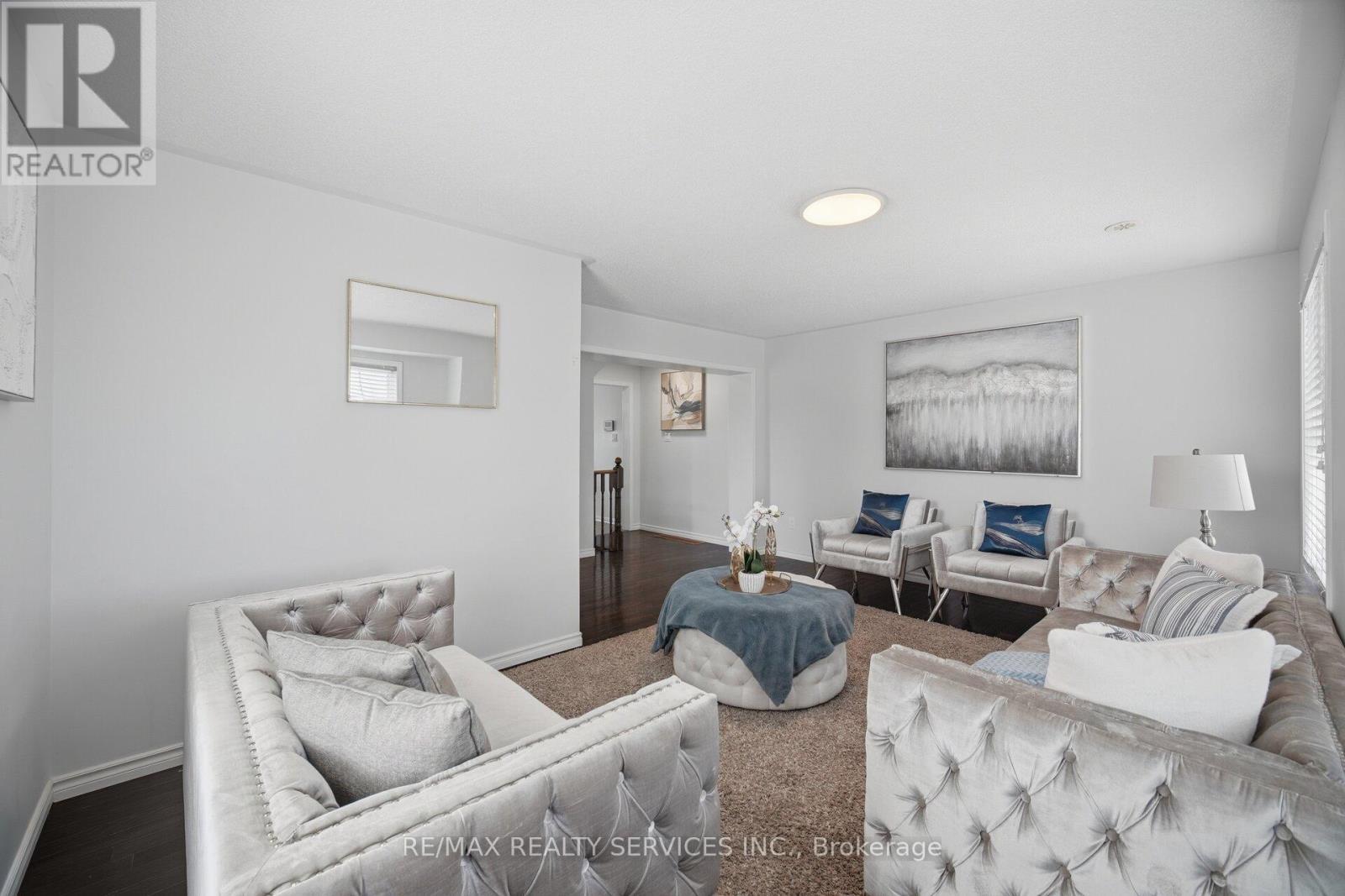 6 Viewforth Road, Brampton, ON - Indoor Photo Showing Living Room