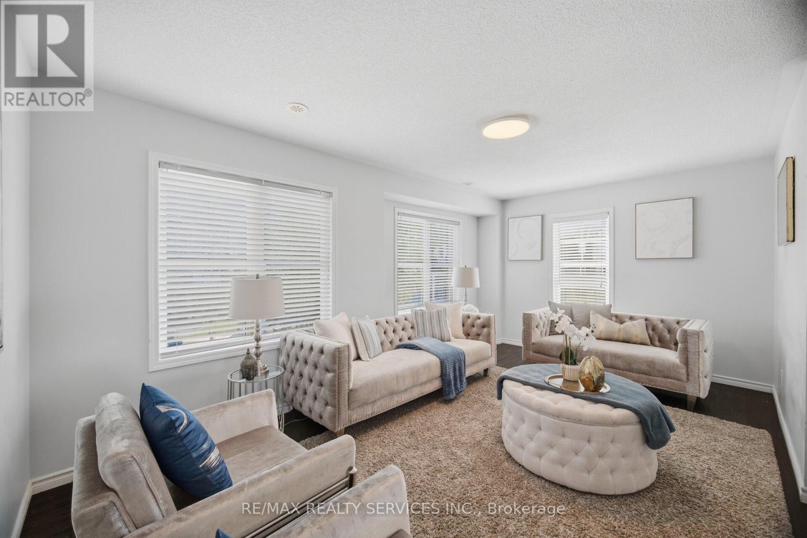 6 Viewforth Road, Brampton, ON - Indoor Photo Showing Living Room