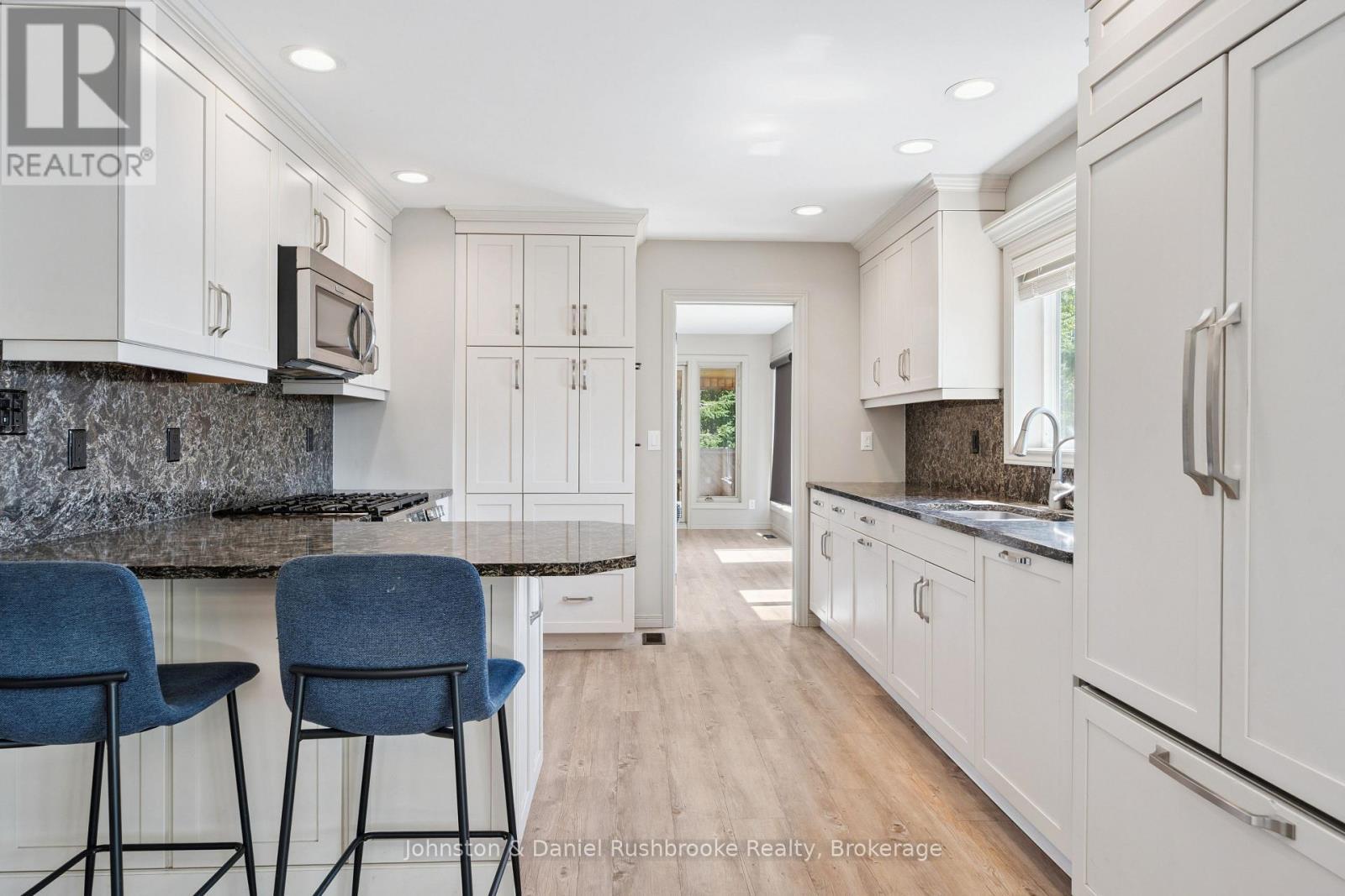 842 Emsdale Lake Road, Kearney, ON - Indoor Photo Showing Kitchen With Upgraded Kitchen