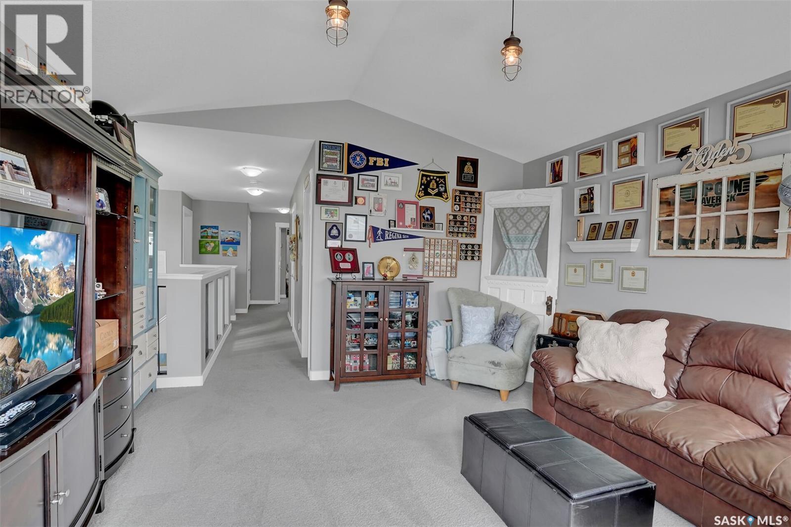 5471 Universal Crescent, Regina, SK - Indoor Photo Showing Living Room