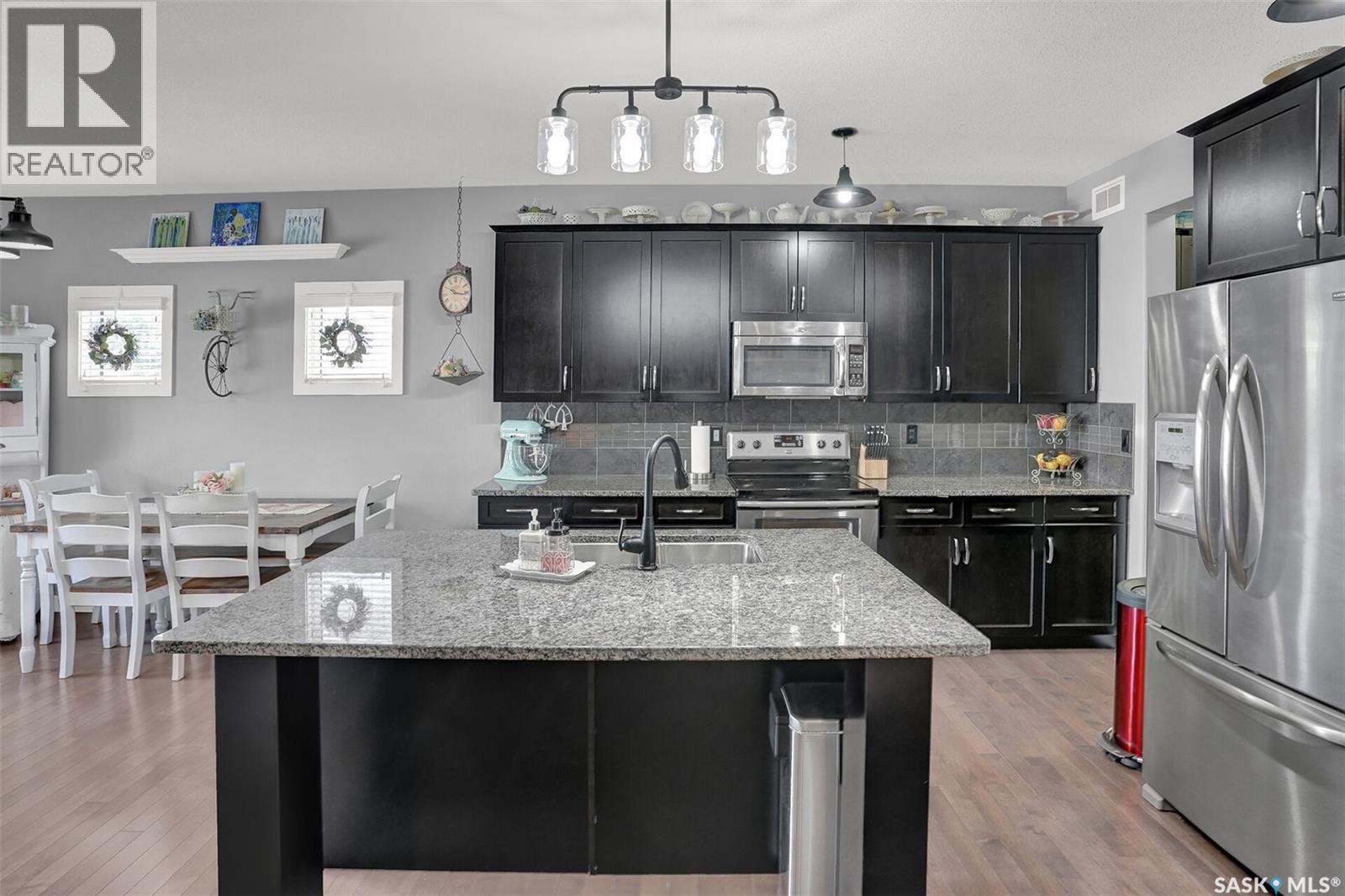5471 Universal Crescent, Regina, SK - Indoor Photo Showing Kitchen With Stainless Steel Kitchen With Double Sink With Upgraded Kitchen