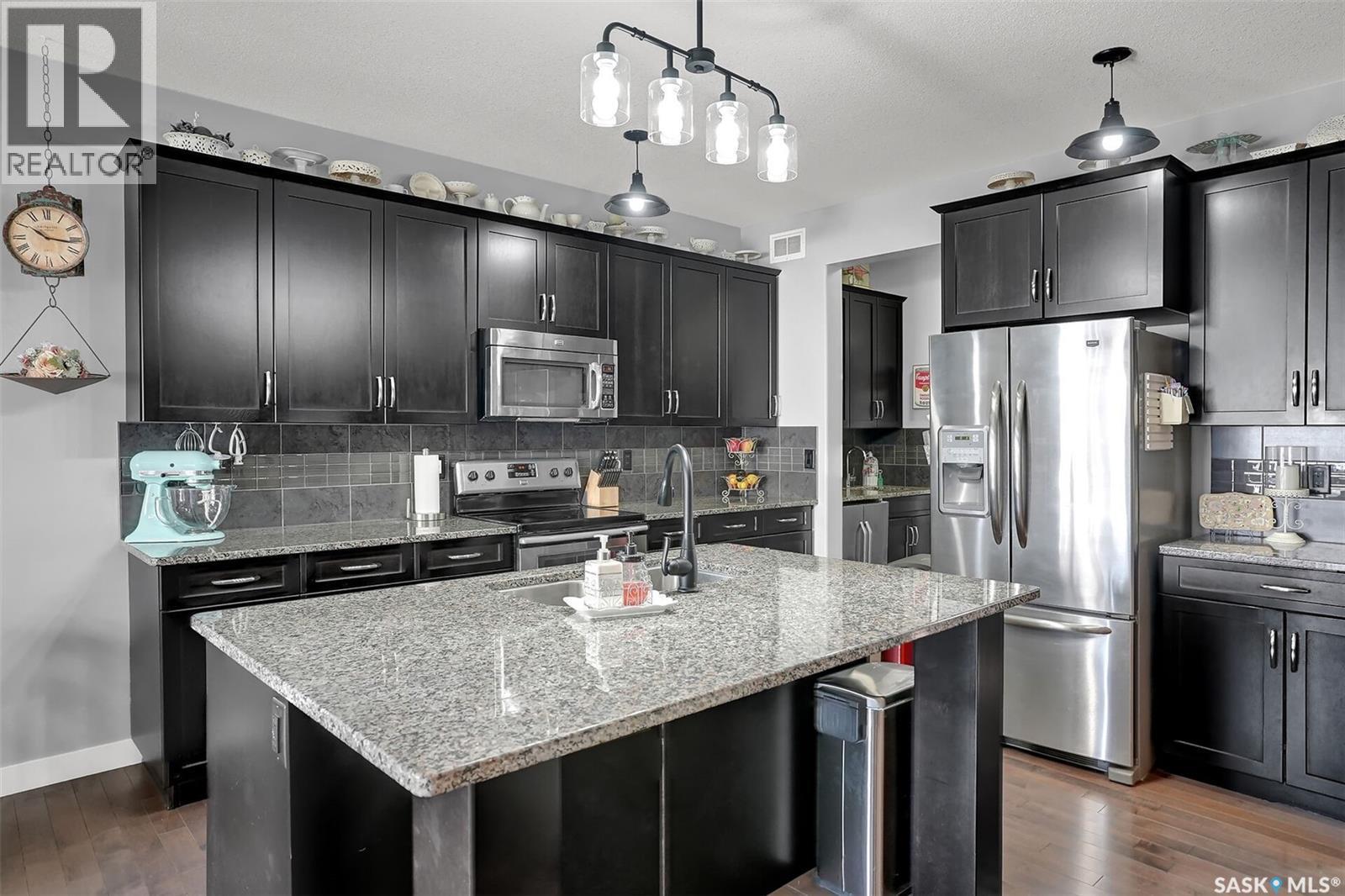 5471 Universal Crescent, Regina, SK - Indoor Photo Showing Kitchen With Stainless Steel Kitchen With Upgraded Kitchen