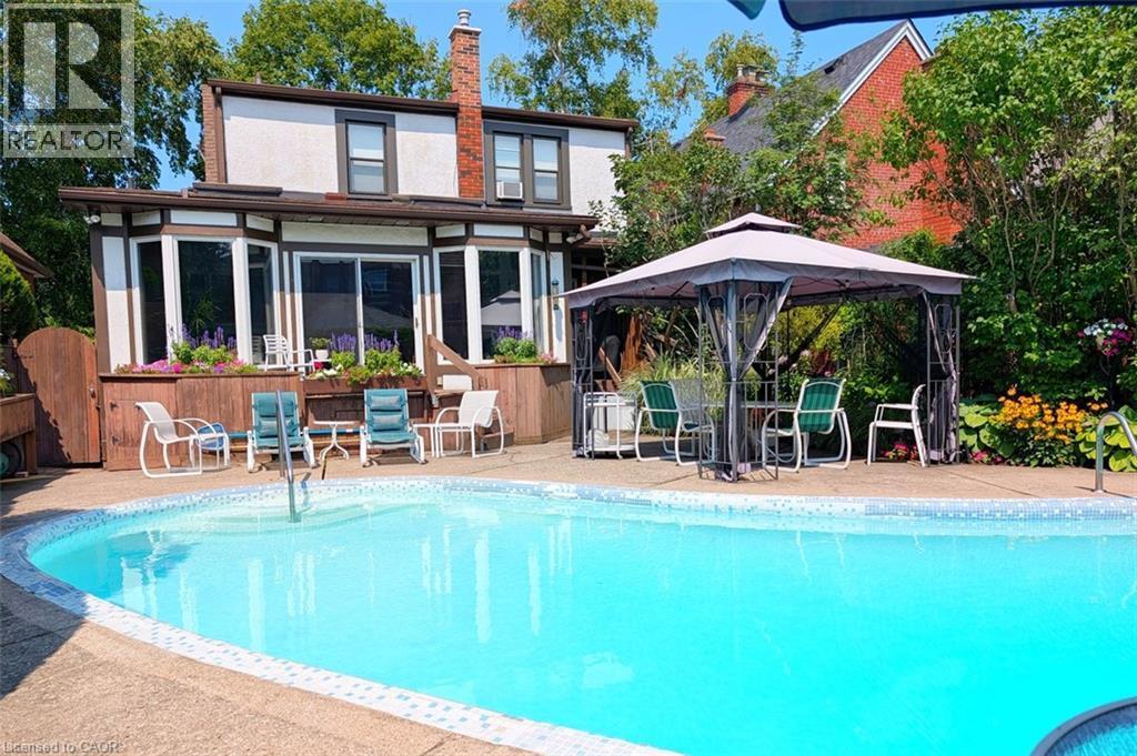 107 Bond Street S, Hamilton, ON - Outdoor With In Ground Pool With Backyard
