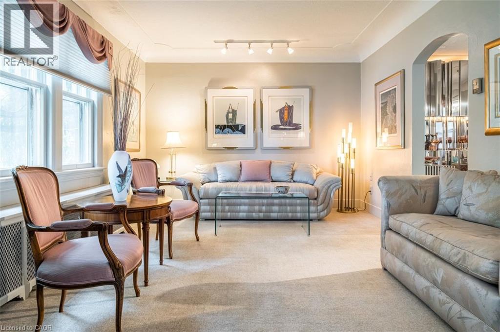 107 Bond Street S, Hamilton, ON - Indoor Photo Showing Living Room