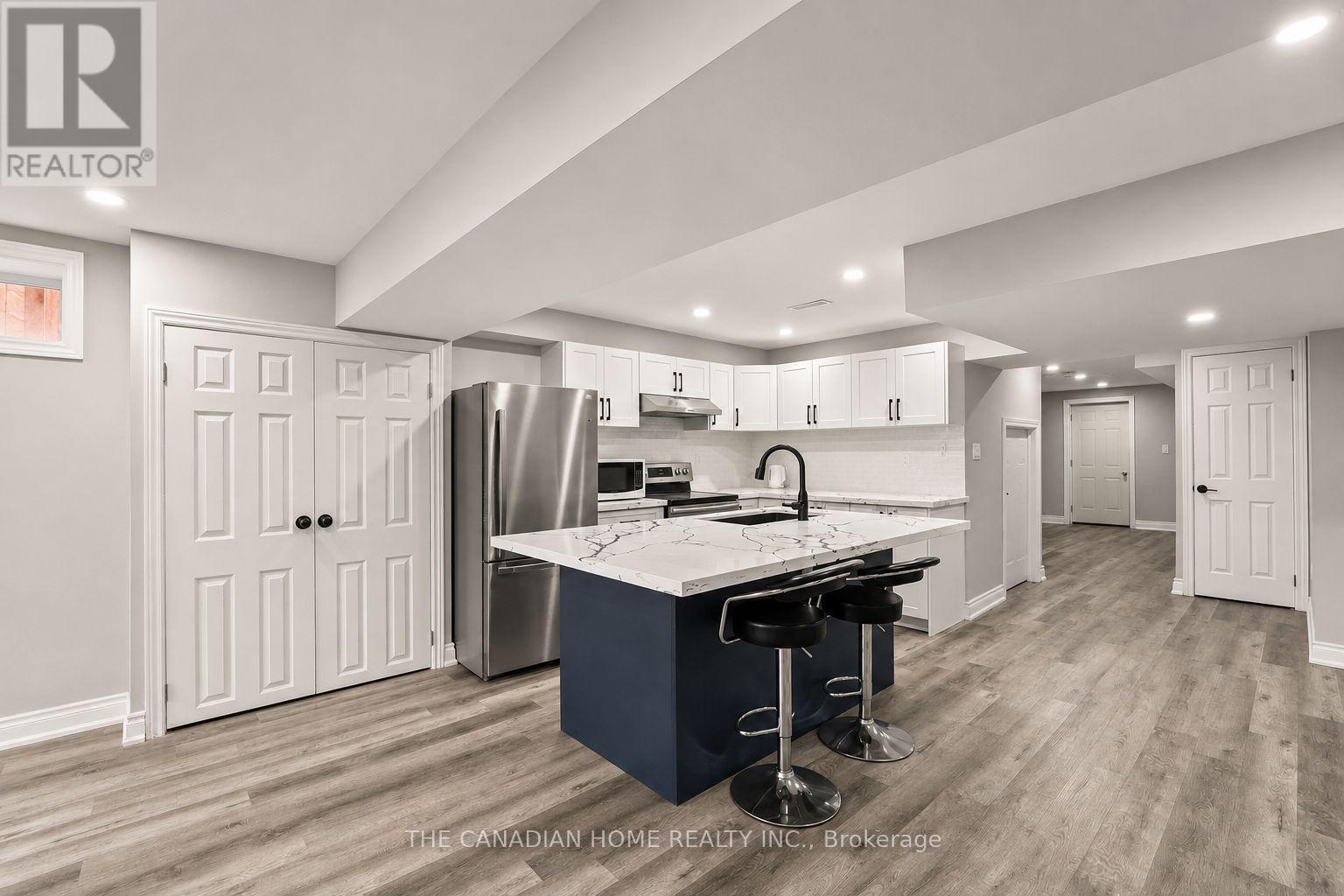 23 Chaumont Drive, Hamilton, ON - Indoor Photo Showing Kitchen With Upgraded Kitchen