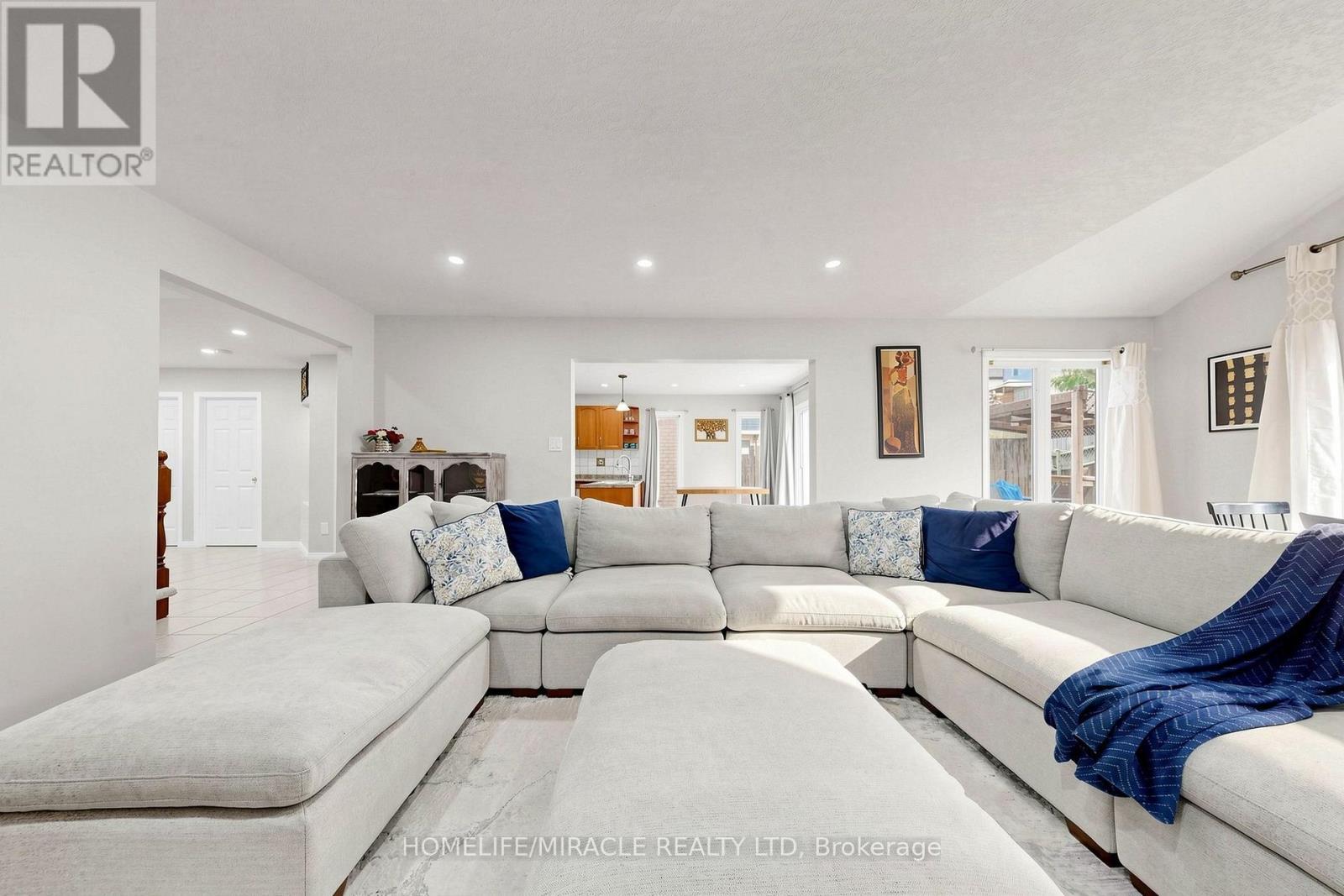 378 Mountain Laurel Crescent, Kitchener, ON - Indoor Photo Showing Living Room