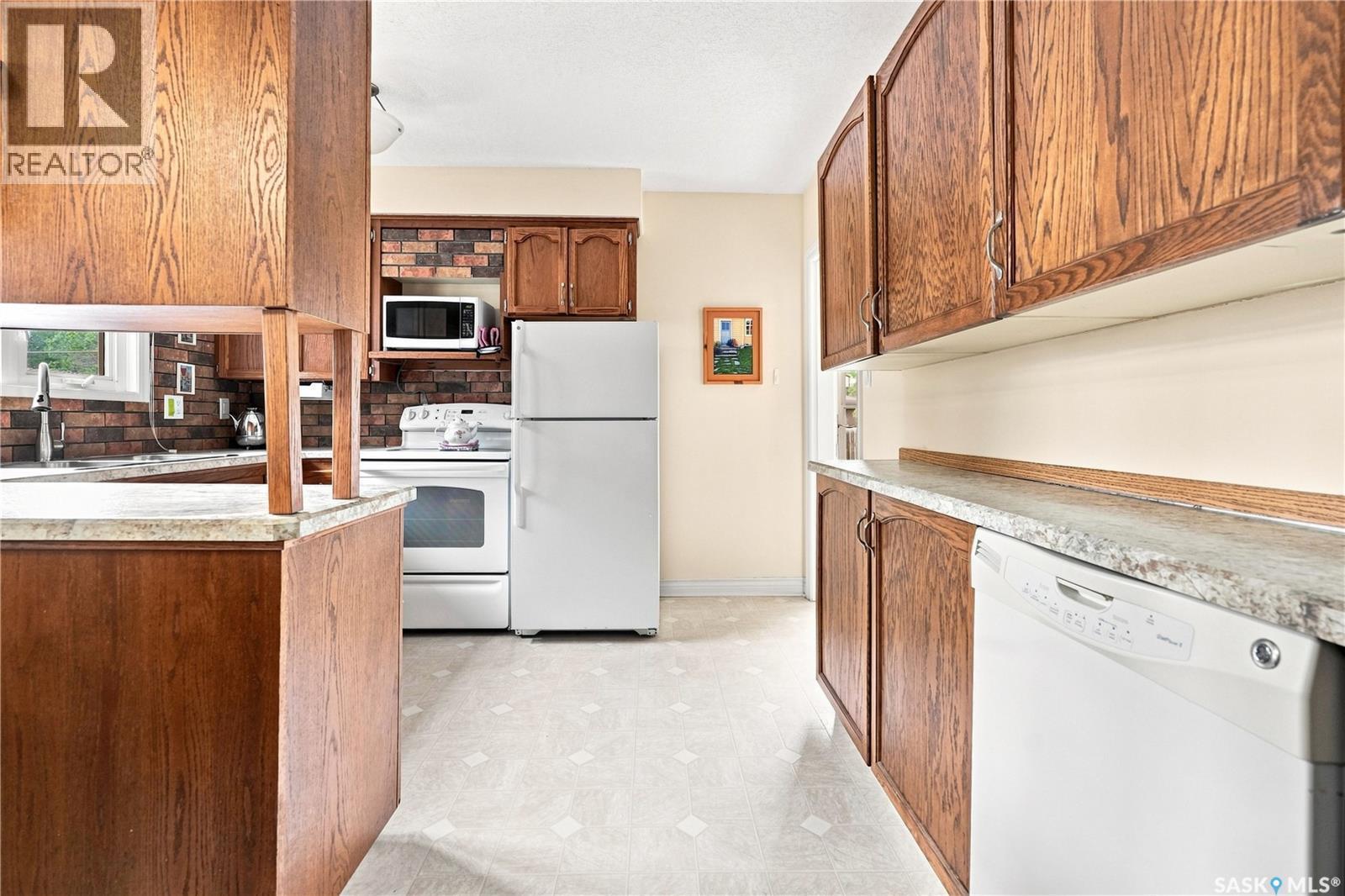 220 Frontenac Drive, Regina, SK - Indoor Photo Showing Kitchen