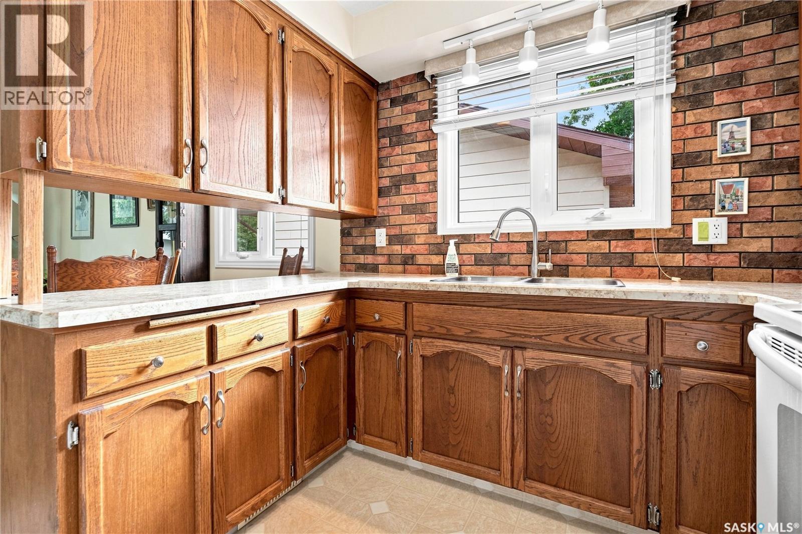 220 Frontenac Drive, Regina, SK - Indoor Photo Showing Kitchen