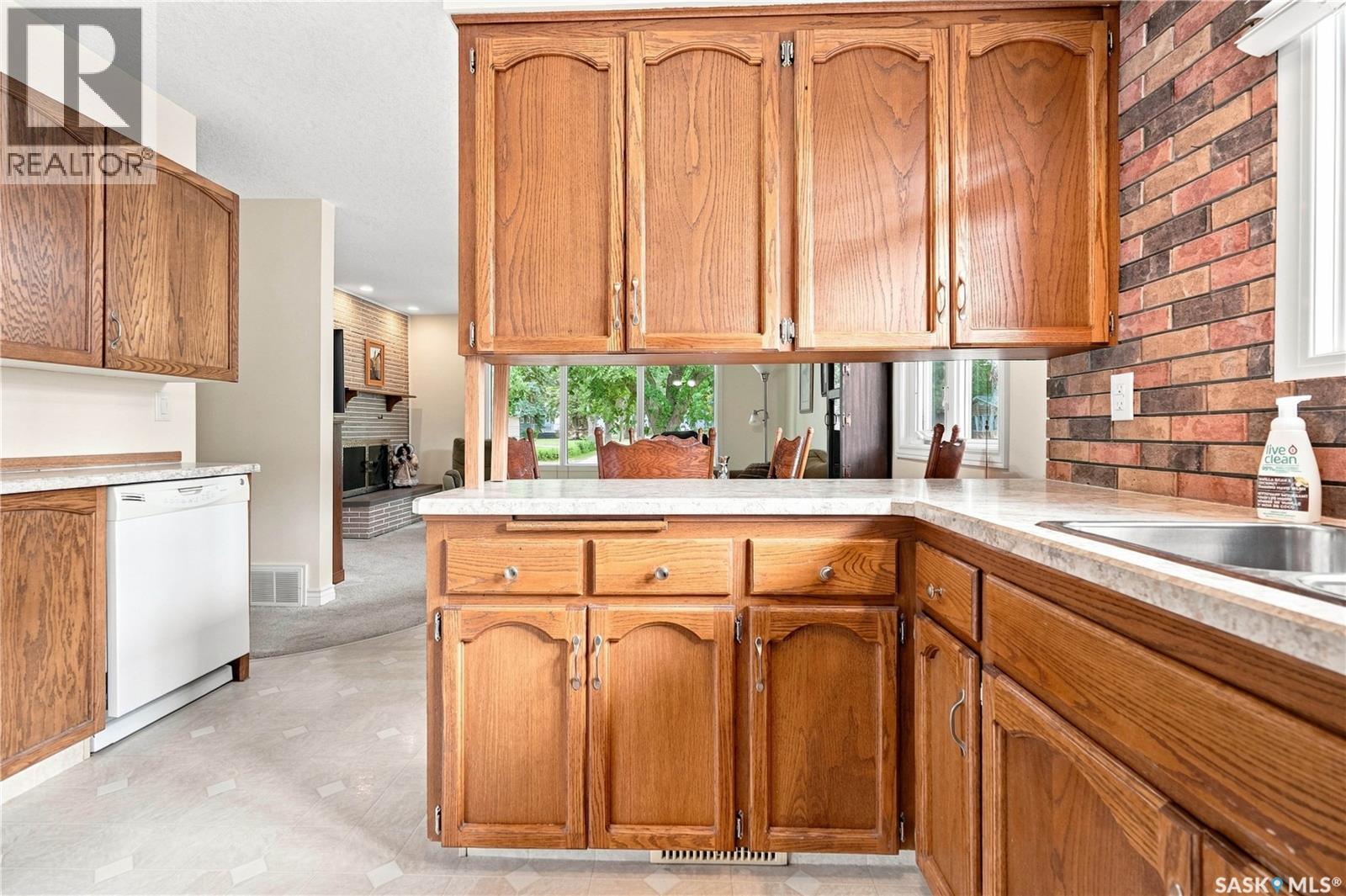 220 Frontenac Drive, Regina, SK - Indoor Photo Showing Kitchen