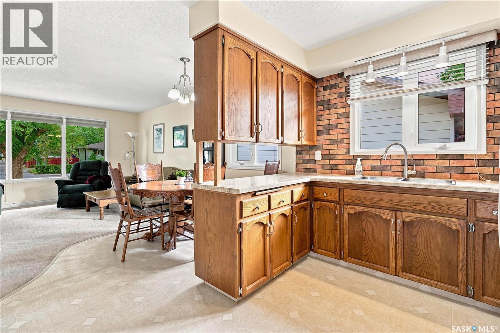 220 Frontenac Drive, Regina, SK - Indoor Photo Showing Kitchen