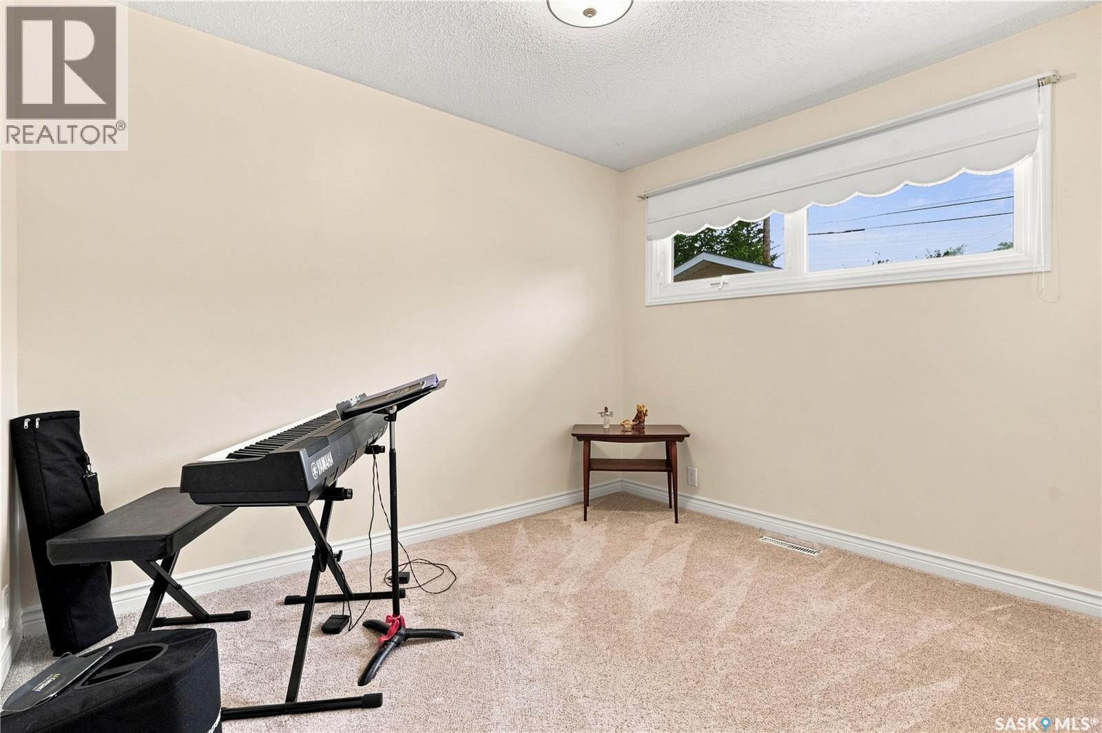 220 Frontenac Drive, Regina, SK - Indoor
