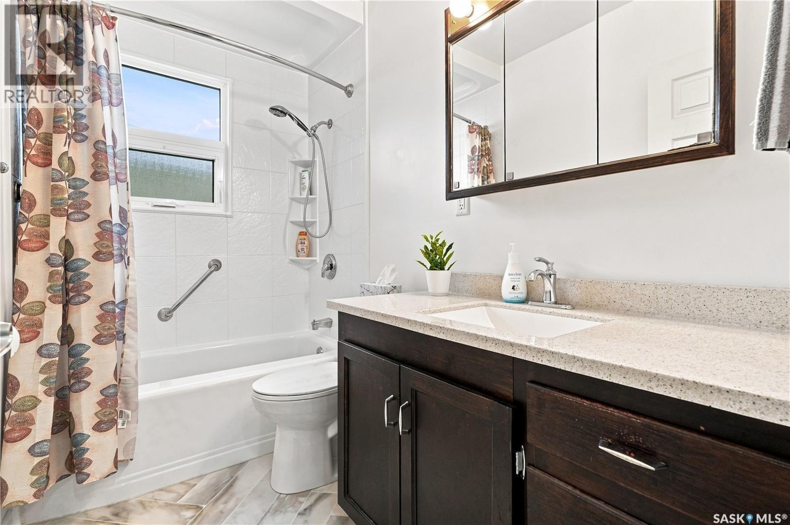 220 Frontenac Drive, Regina, SK - Indoor Photo Showing Bathroom