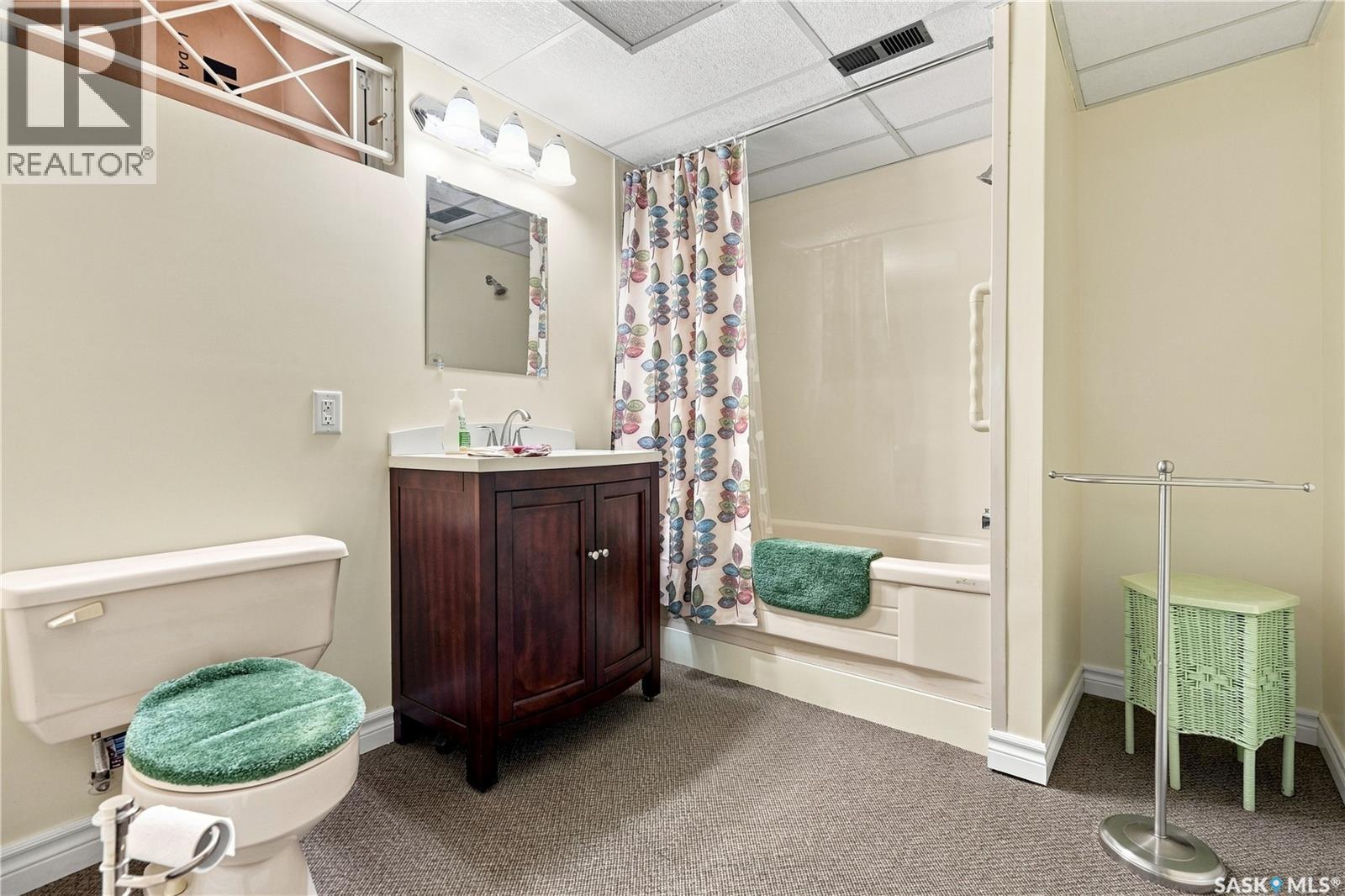 220 Frontenac Drive, Regina, SK - Indoor Photo Showing Bathroom