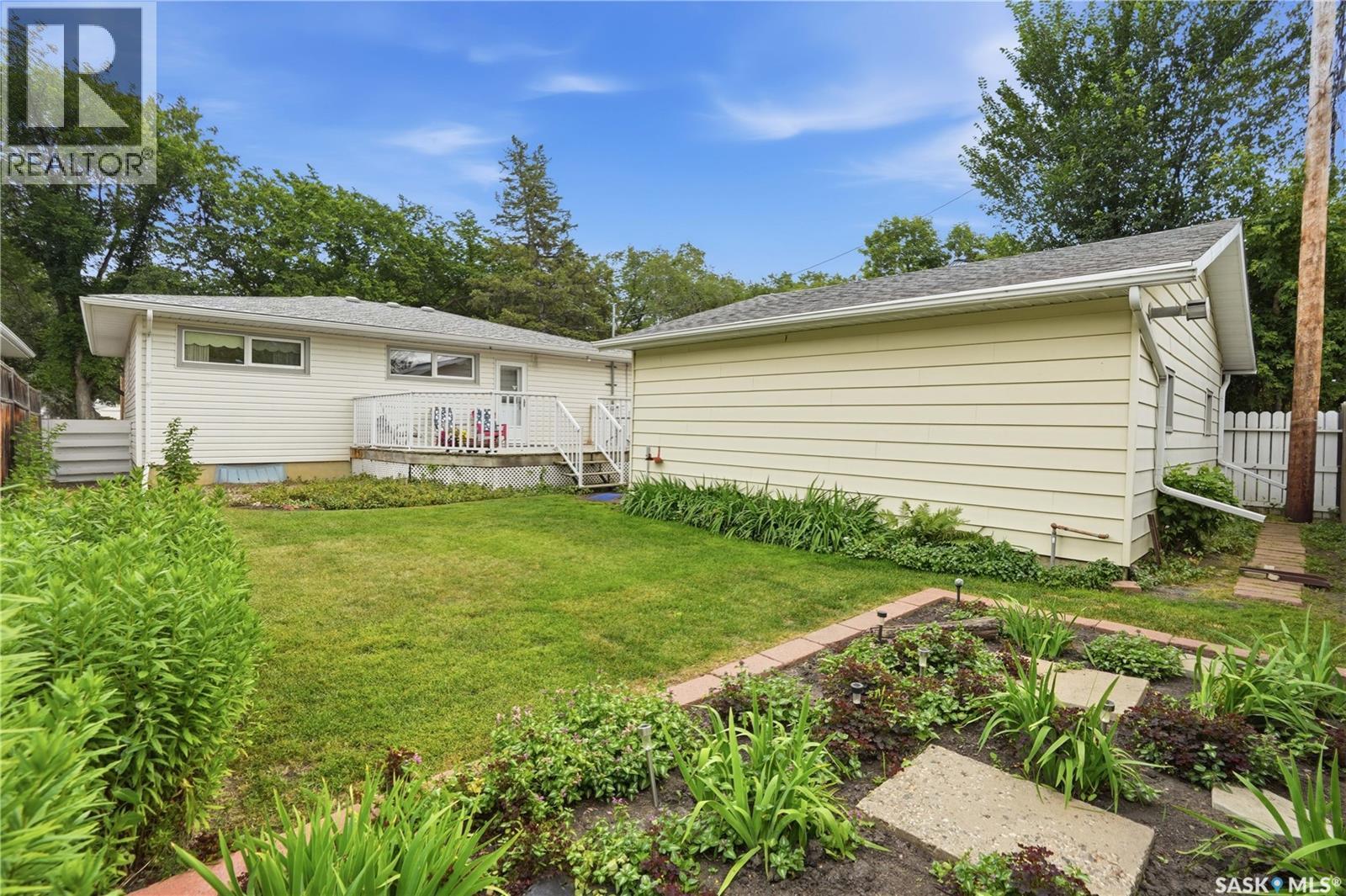 220 Frontenac Drive, Regina, SK - Outdoor With Deck Patio Veranda