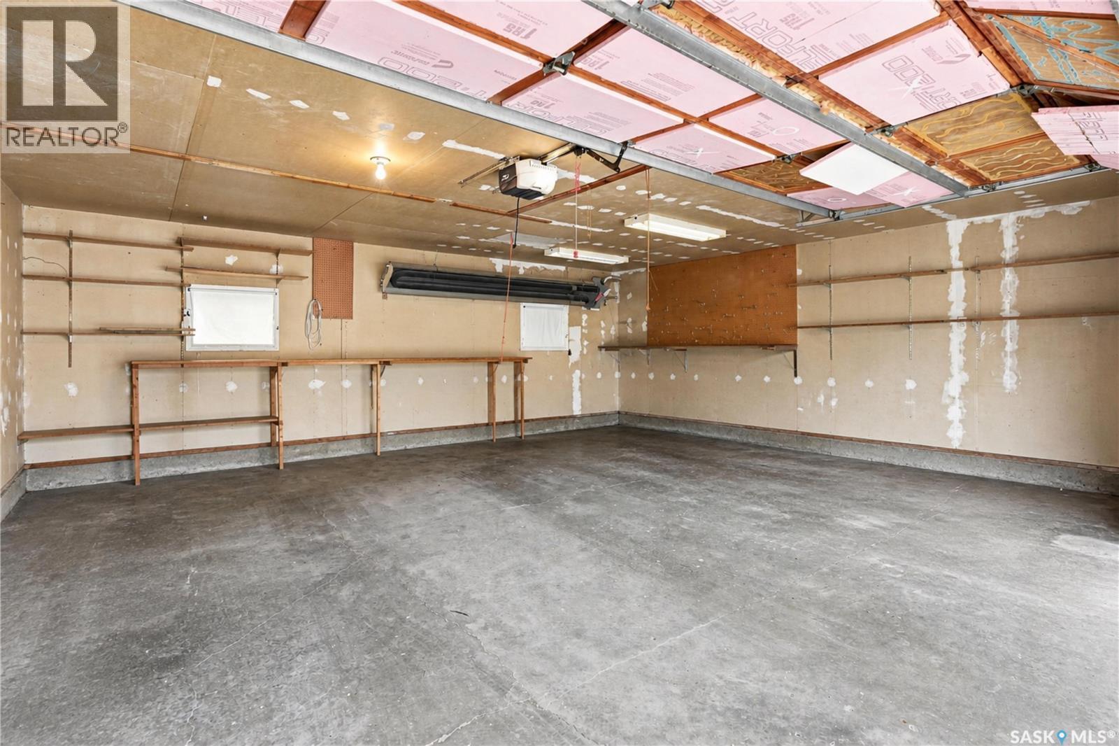 220 Frontenac Drive, Regina, SK - Indoor Photo Showing Garage