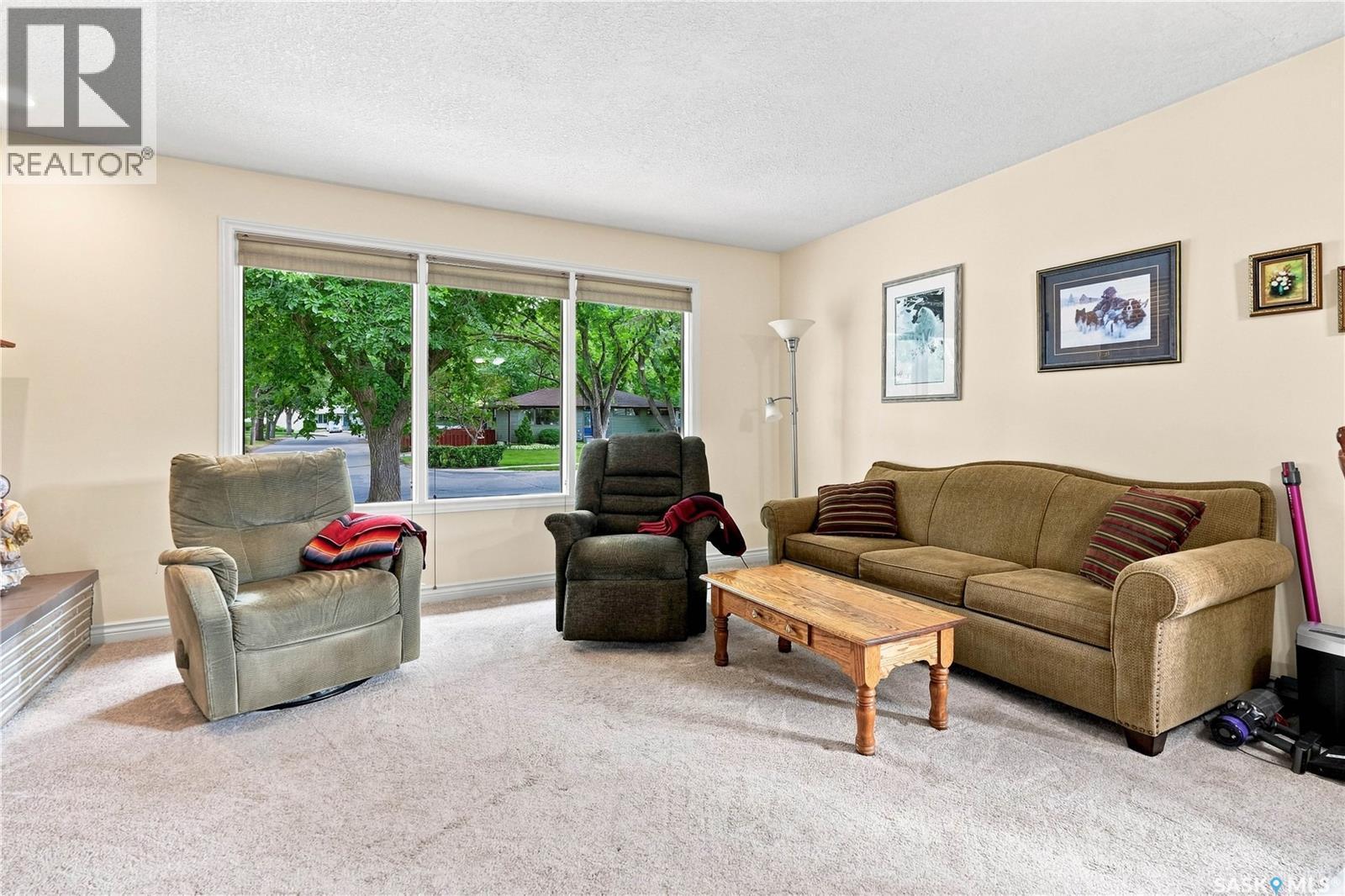 220 Frontenac Drive, Regina, SK - Indoor Photo Showing Living Room