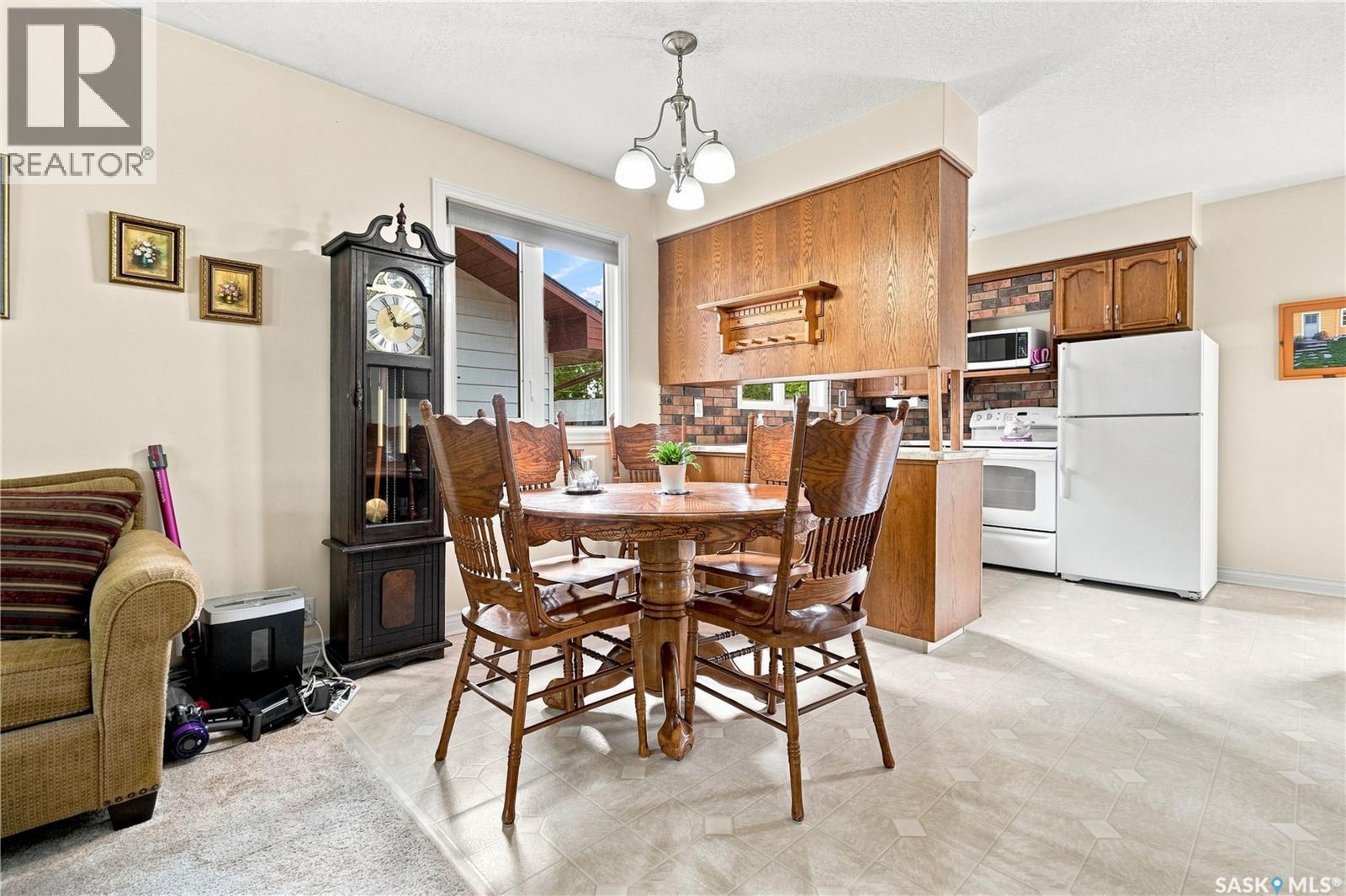 220 Frontenac Drive, Regina, SK - Indoor