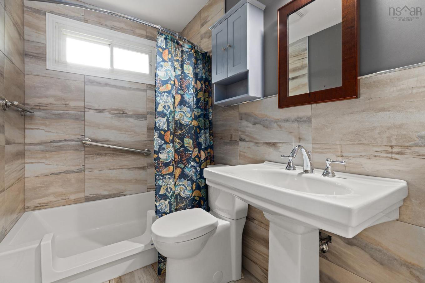 20 Kirk Road, Halifax, NS - Indoor Photo Showing Bathroom