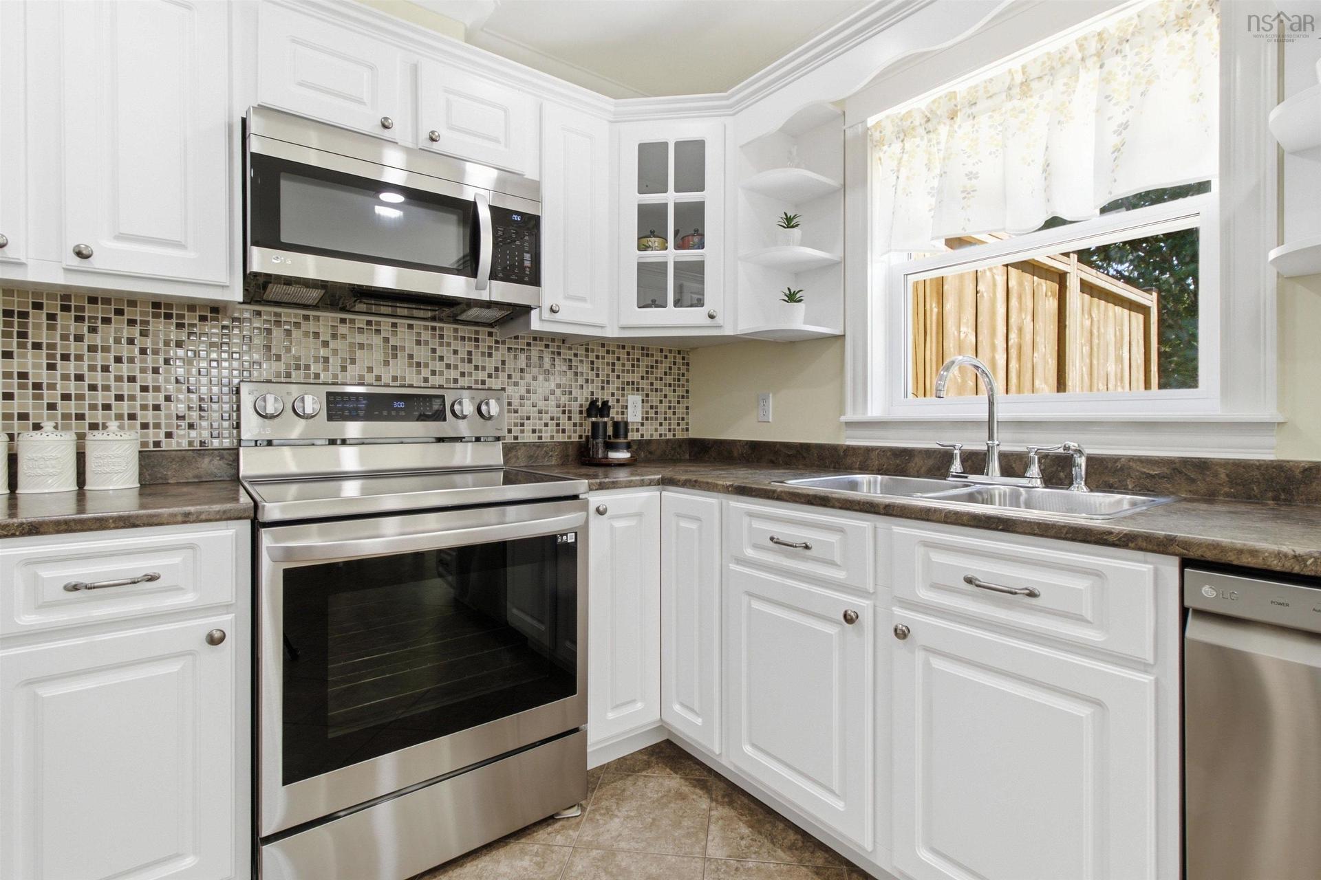 30 Outrigger Crescent, Halifax, NS - Indoor Photo Showing Kitchen With Double Sink