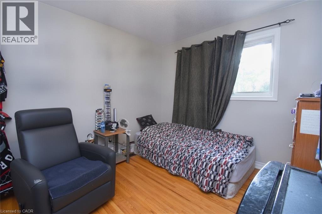 57 East 31St Street, Hamilton, ON - Indoor Photo Showing Bedroom