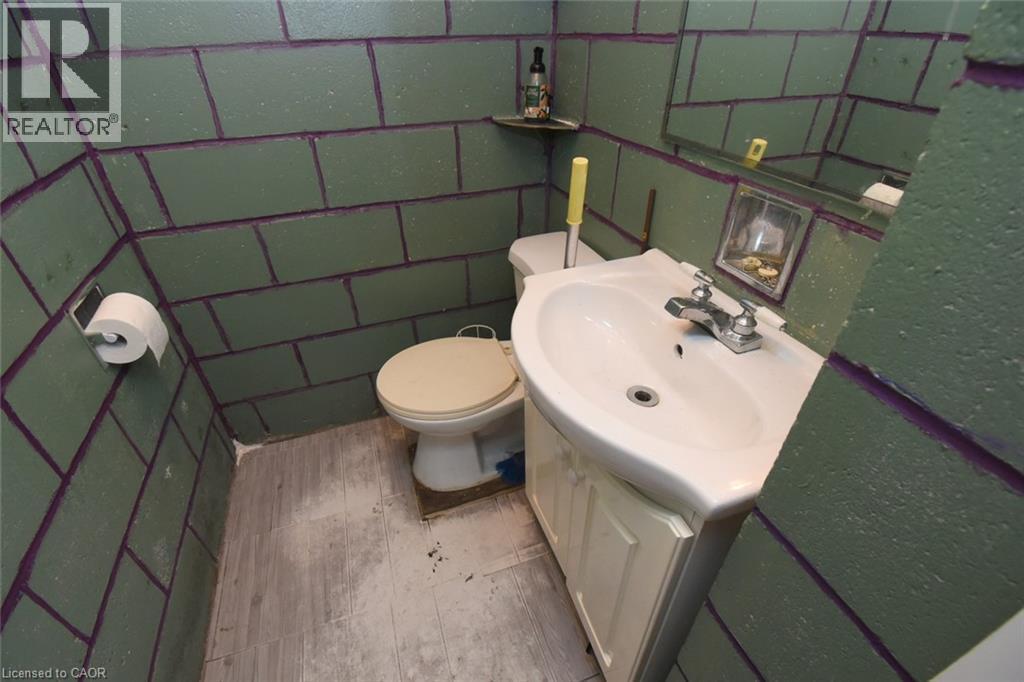 57 East 31St Street, Hamilton, ON - Indoor Photo Showing Bathroom