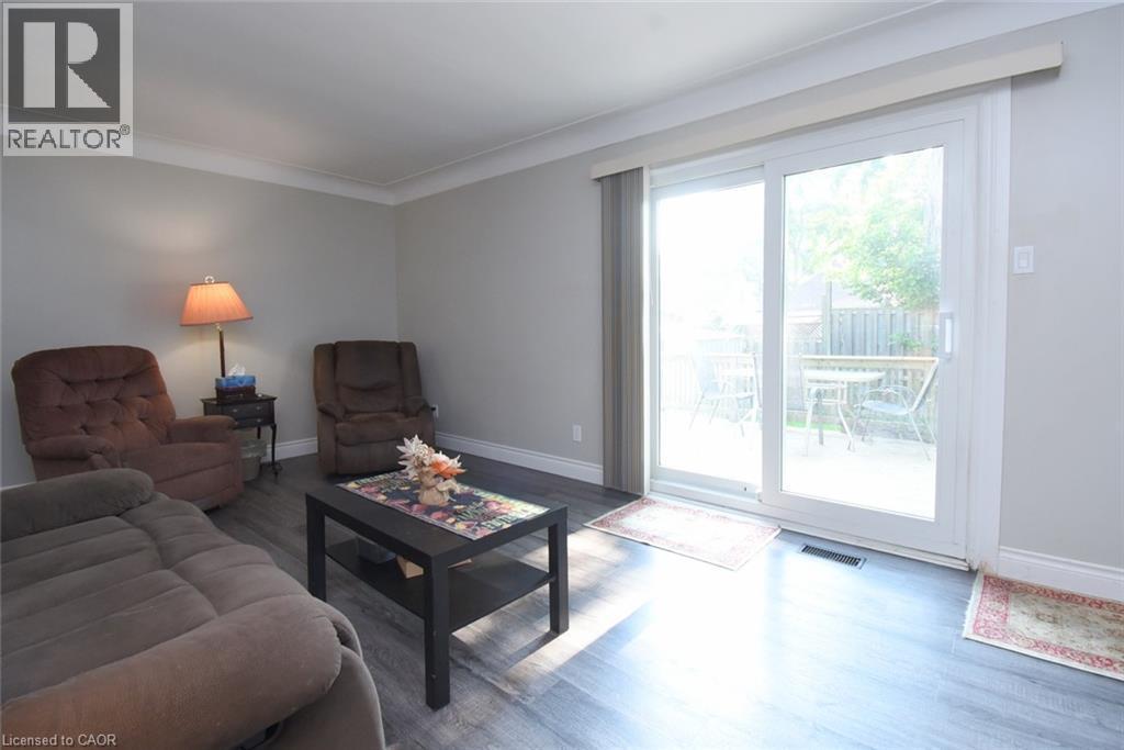 57 East 31St Street, Hamilton, ON - Indoor Photo Showing Living Room