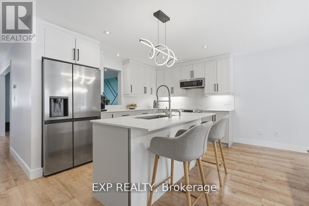 29 Augusta Crescent, St. Thomas, ON - Indoor Photo Showing Kitchen With Upgraded Kitchen