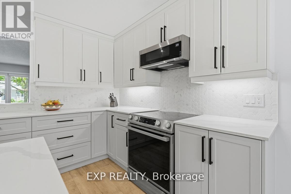 29 Augusta Crescent, St. Thomas, ON - Indoor Photo Showing Kitchen With Upgraded Kitchen