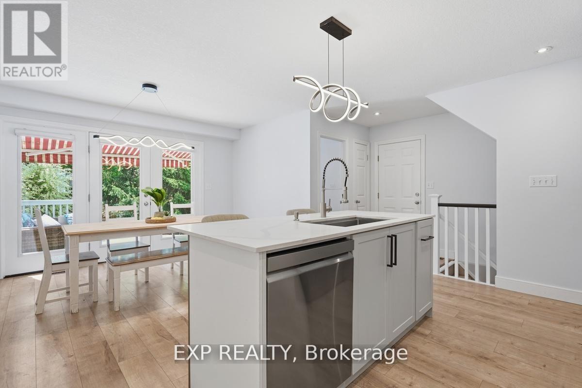 29 Augusta Crescent, St. Thomas, ON - Indoor Photo Showing Kitchen With Upgraded Kitchen