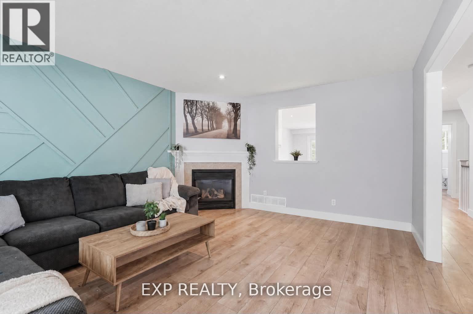 29 Augusta Crescent, St. Thomas, ON - Indoor Photo Showing Living Room With Fireplace