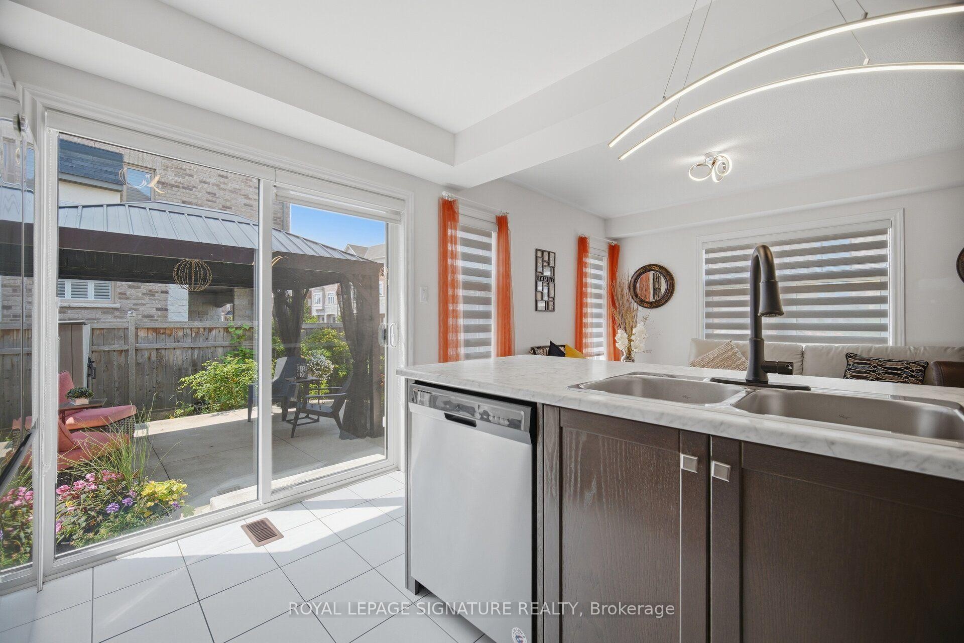 3839 Tufgar Crescent, Burlington, ON - Indoor Photo Showing Kitchen With Double Sink