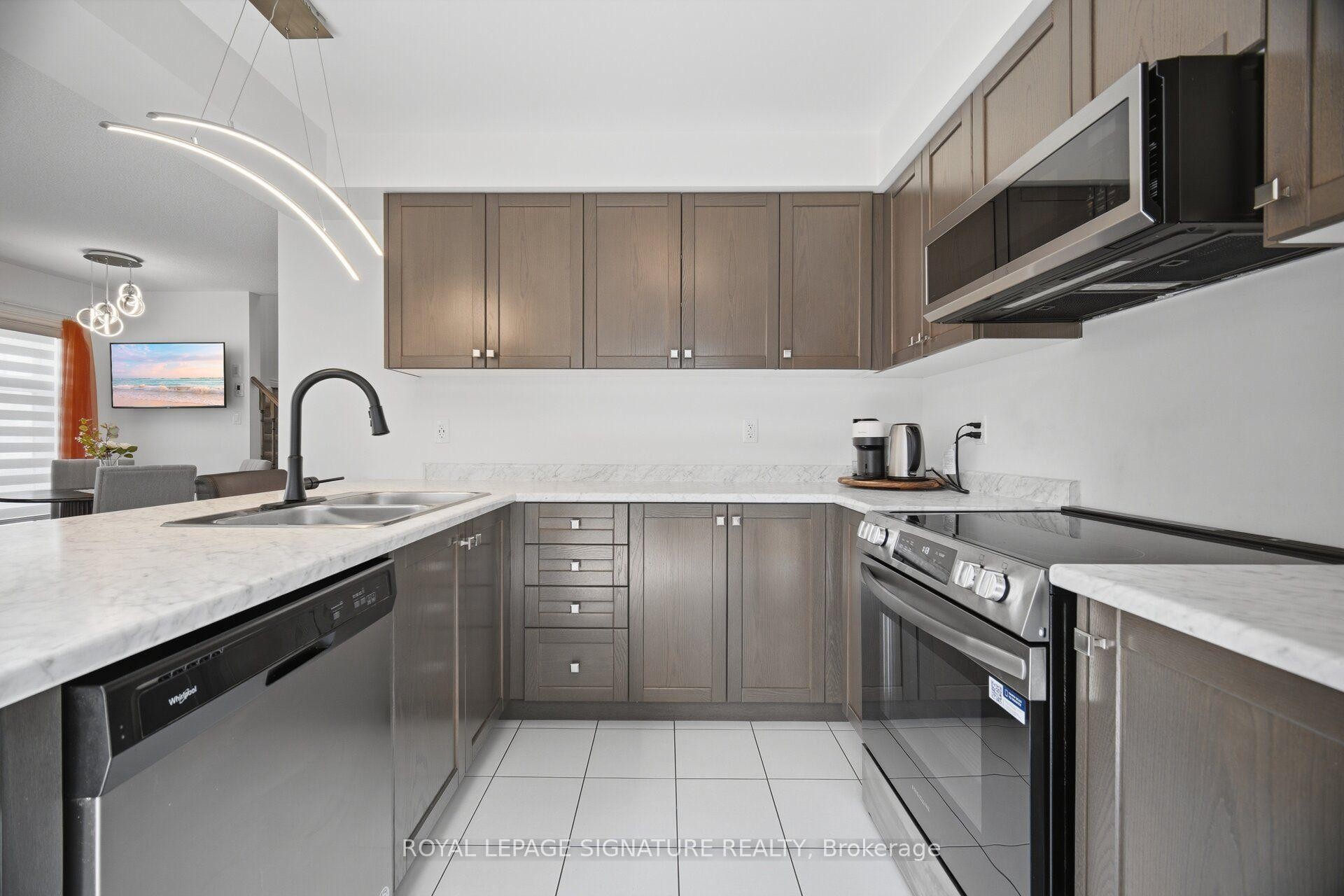 3839 Tufgar Crescent, Burlington, ON - Indoor Photo Showing Kitchen With Double Sink