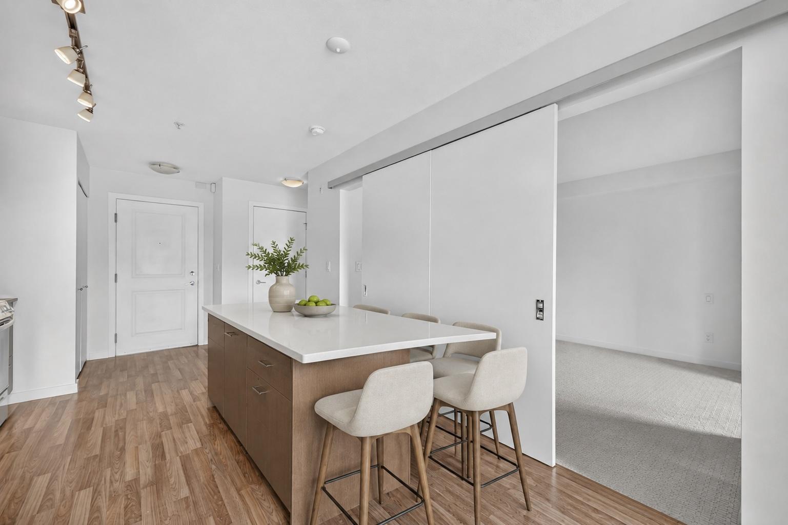 306-1550 Dickson Avenue, Kelowna, BC - Indoor